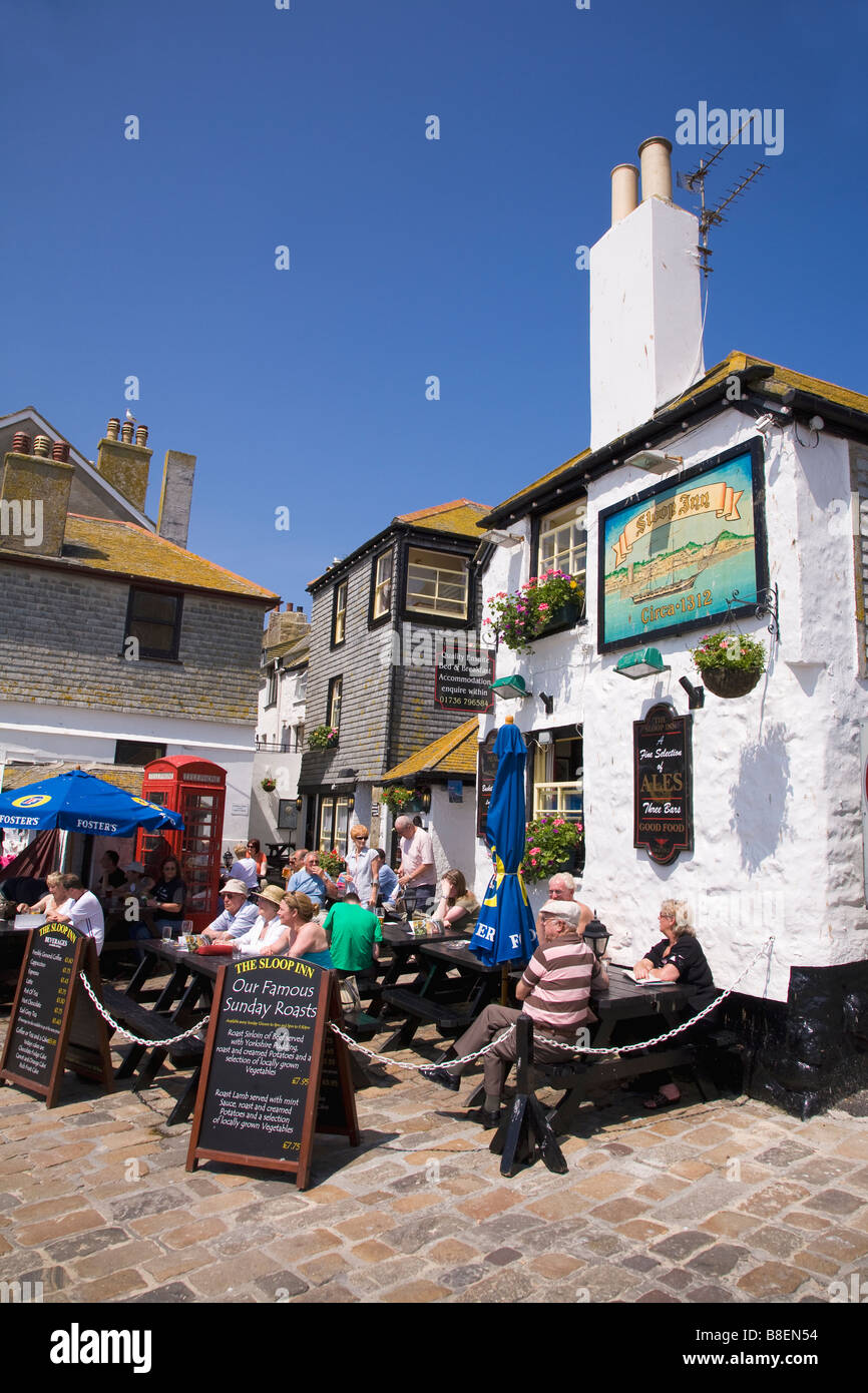 I turisti a bere bere birra giardino esterno a sloop Inn pub public house di sole estivo St Ives Cornwall West Country England Regno Unito Nazioni Unite Foto Stock