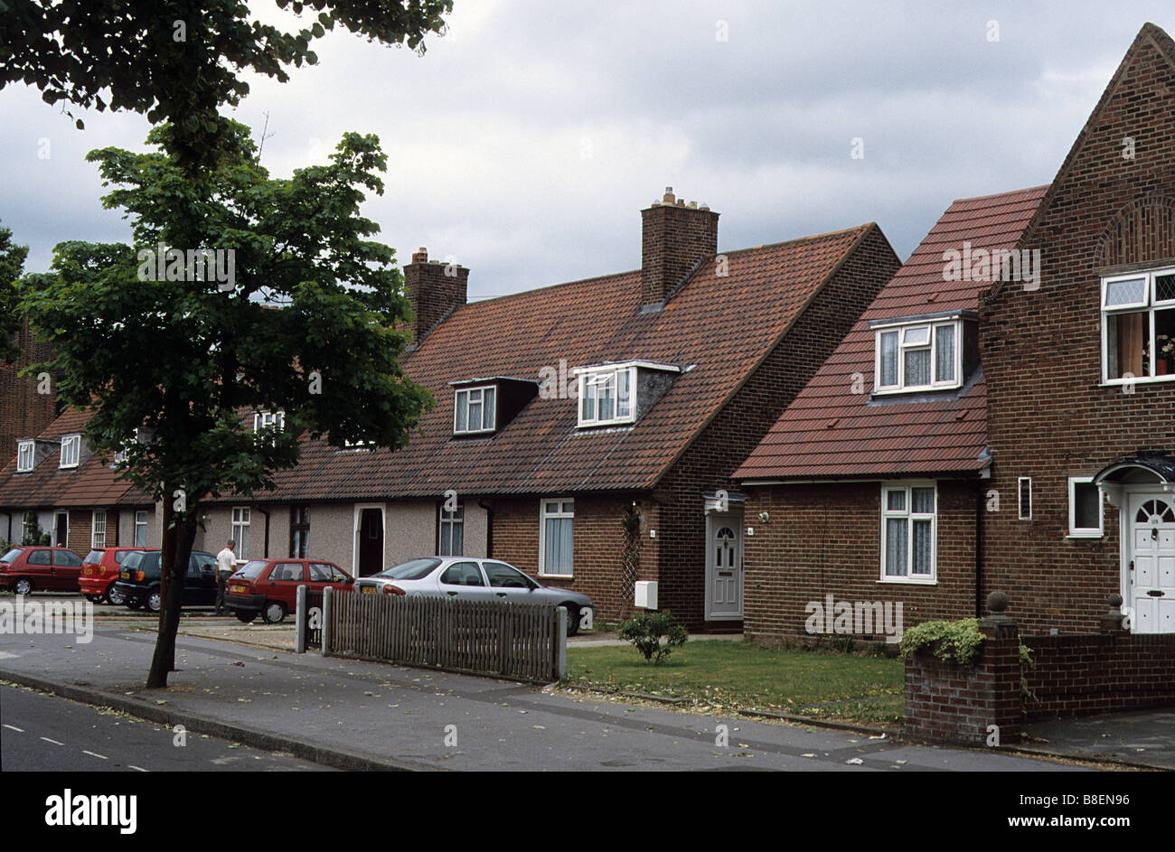 LCC Becontree station wagon, East London, case a schiera sul viale cantonale. Foto Stock