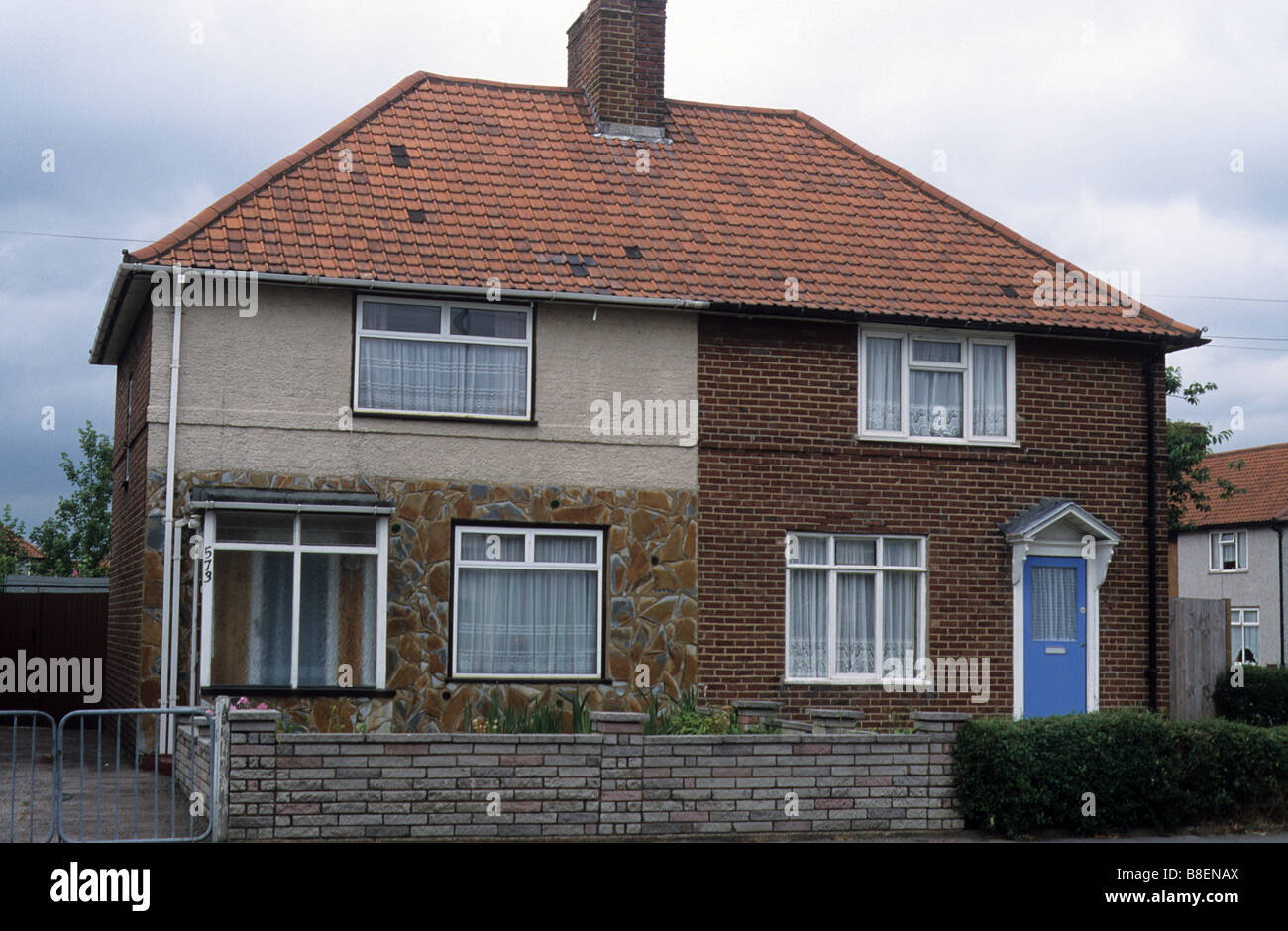 LCC Becontree station wagon, East London, case a schiera su Becontree Avenue. Foto Stock