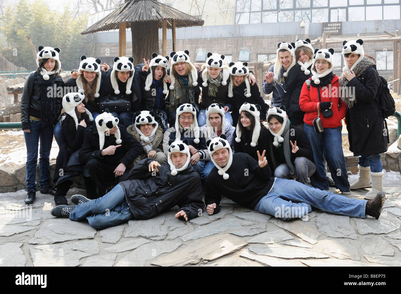 Il francese senior high school gli studenti posano per una foto durante una visita allo Zoo di Pechino. 21-Feb-2009 Foto Stock