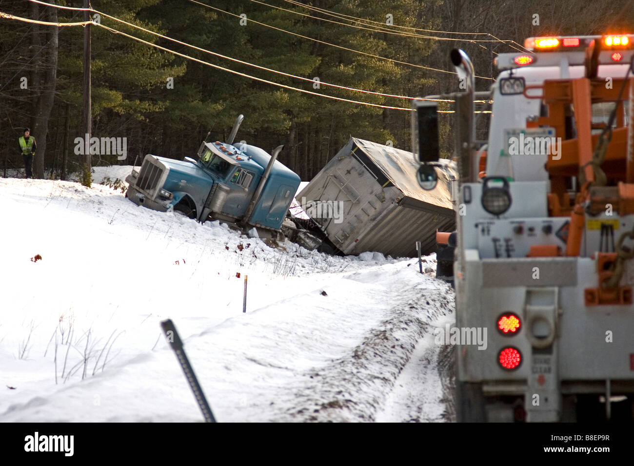 Un carrello di traino arriva sulla scena di un incidente di camion. Foto Stock
