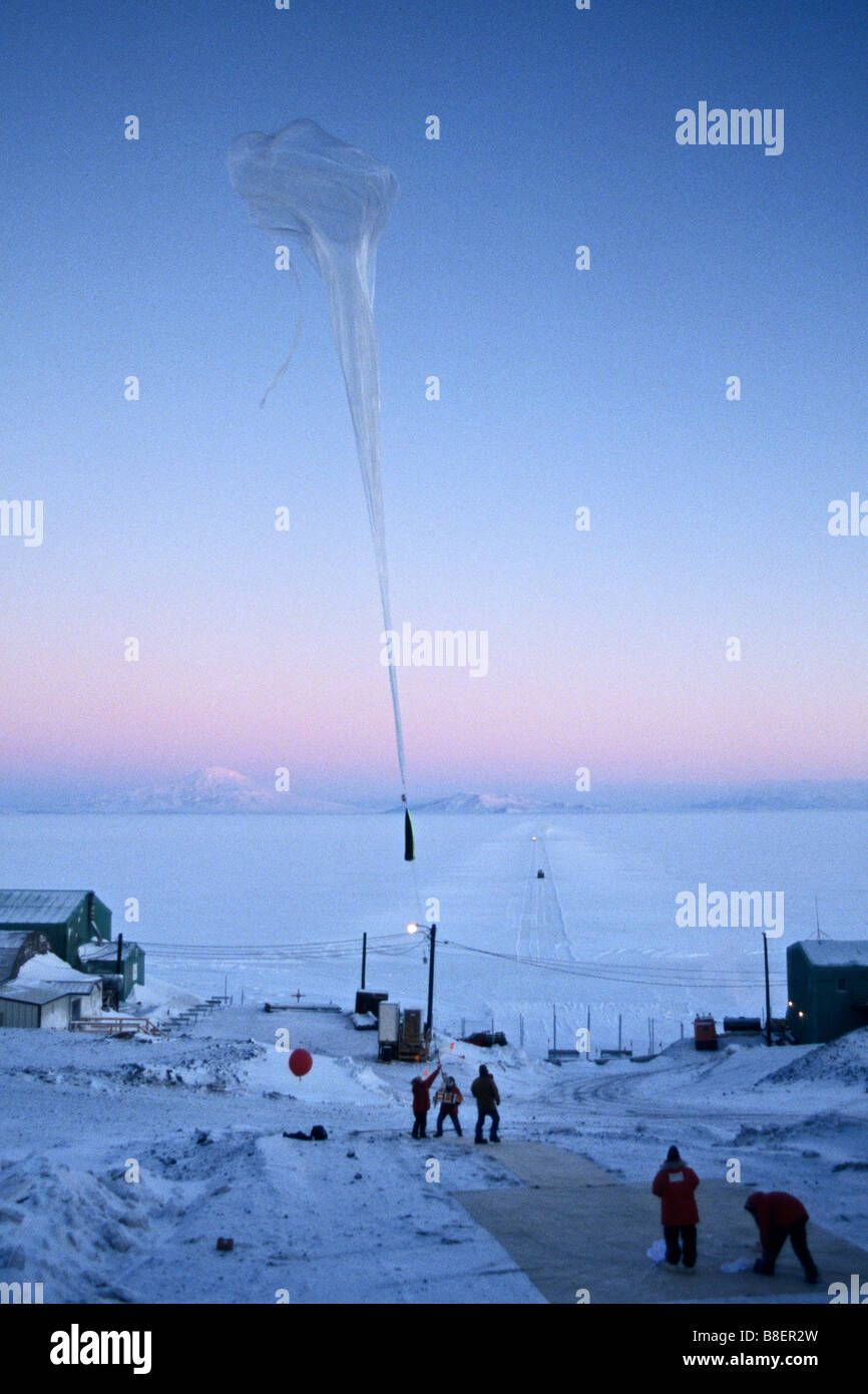 Gli scienziati stanno svolgendo attività di ricerca in Antartide scenic rilasciare un palloncino e lo strumento per il monitoraggio del livello di ozono. Foto Stock