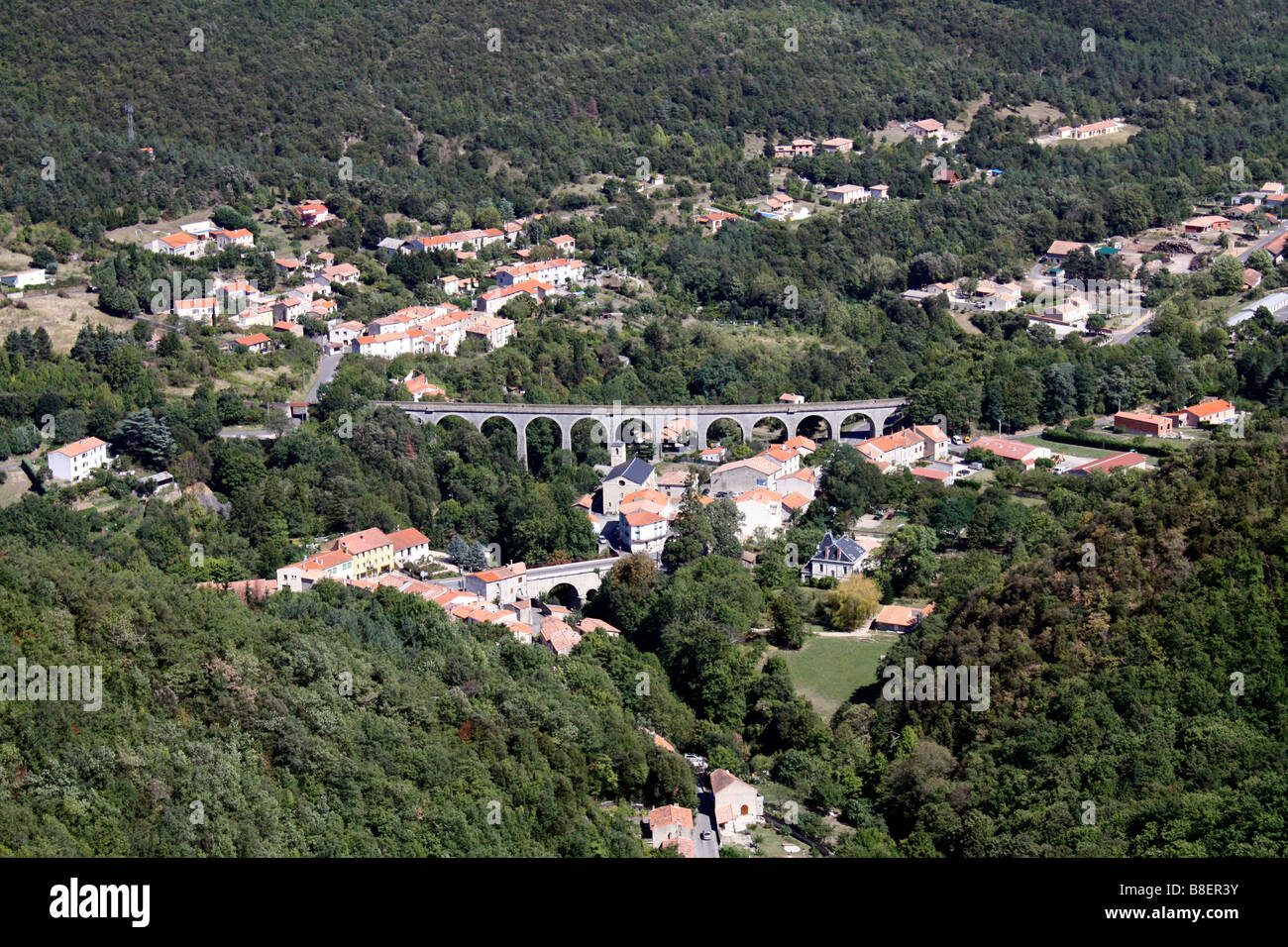 Il viadotto e il villaggio di Lapradelle, visto da Château Puilaurens, Aude reparto, regione Languedoc, nel sud-ovest della Francia Foto Stock