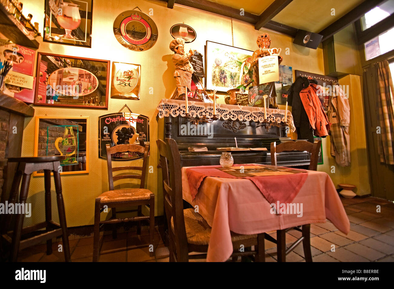 Una tipica caffetteria belga in Bruge Foto Stock