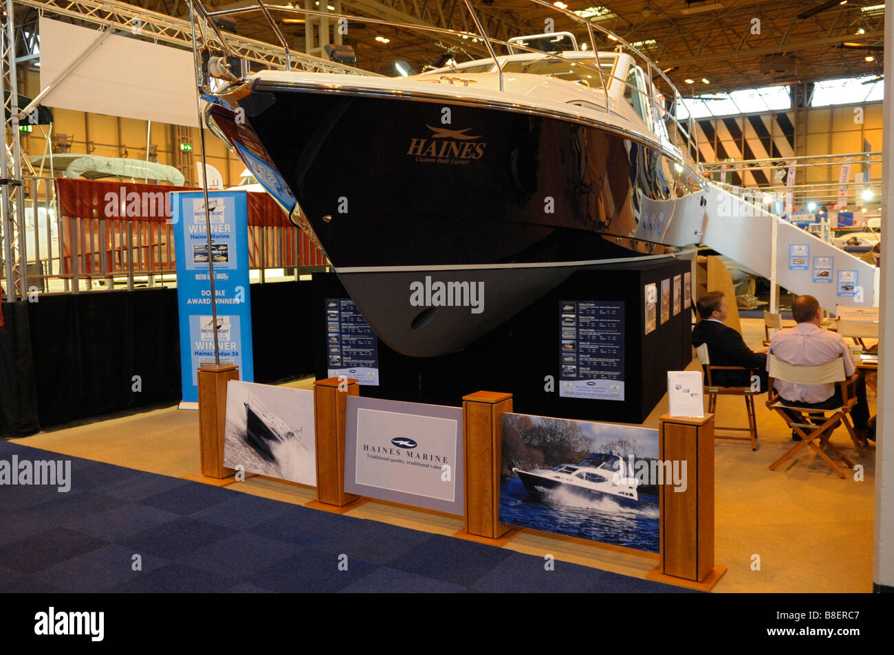 Haines Marine stand presso il National barca Caravan e di spettacolo all'aperto a Birmingham in Inghilterra 2009 Foto Stock