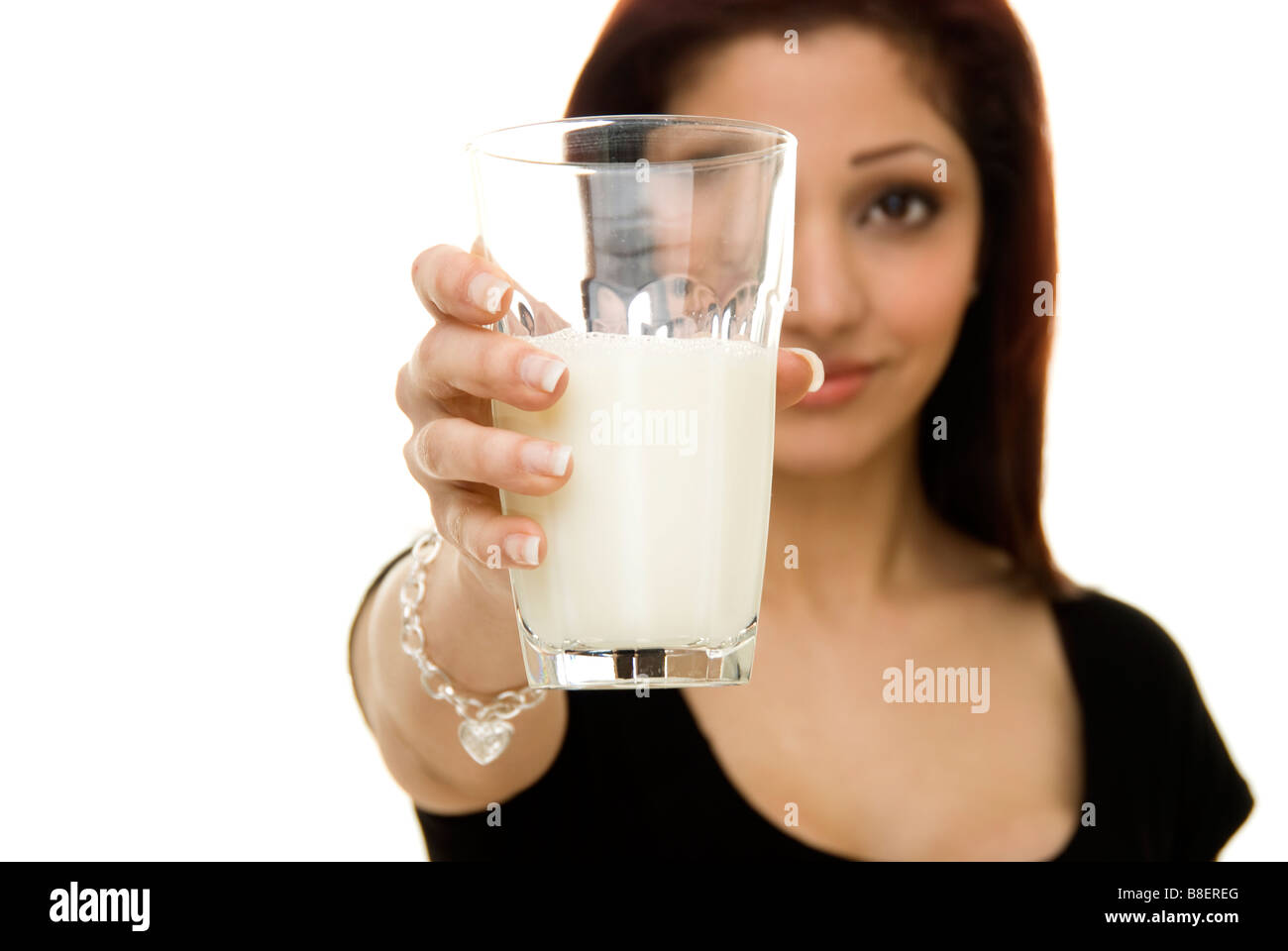 Donna con un bicchiere di latte Foto Stock