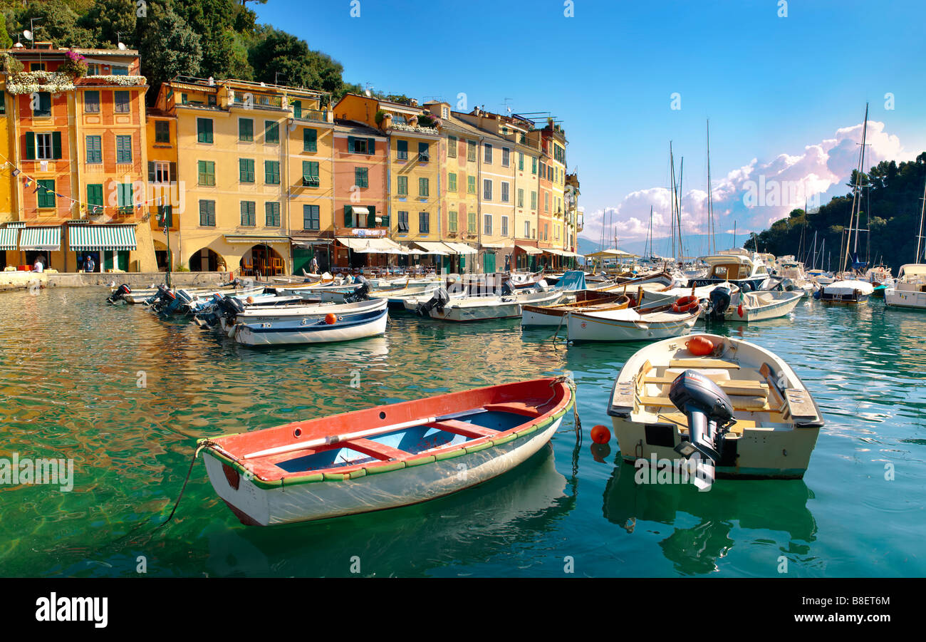 Vista sul porto di Portofino e sulle sue colorate barche da pesca e porticciolo, Liguria Italia Foto Stock