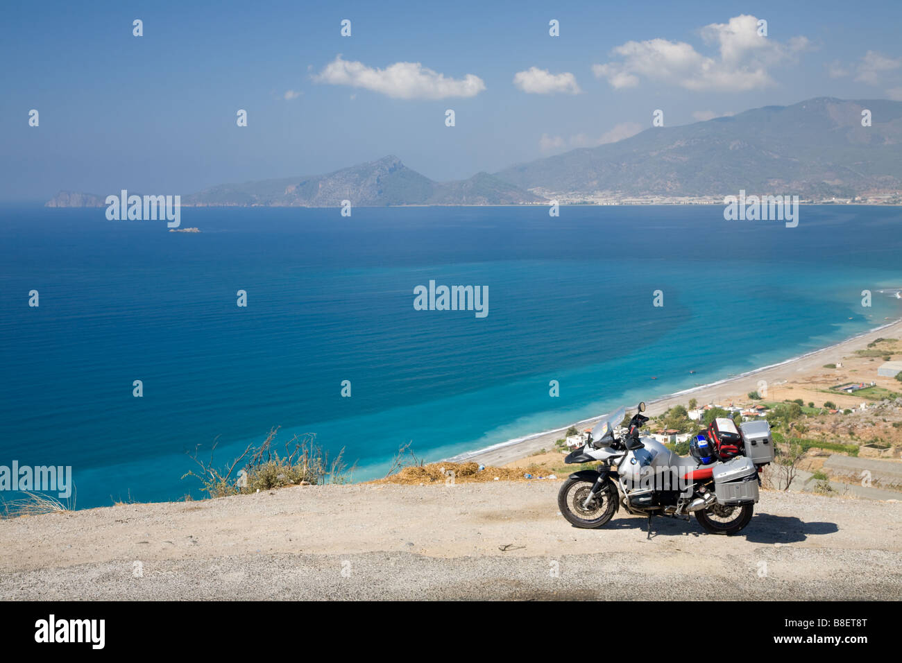 Una BMW moto da un bel mare blu in Turchia Foto Stock