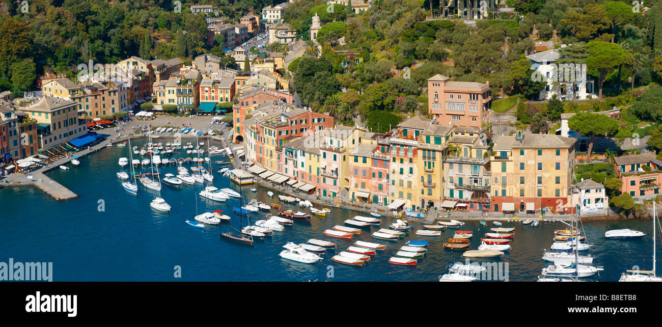 Vista panoramica del villaggio di pescatori di Portofino e delle sue tradizionali case ligure, Liguria, Italia Foto Stock