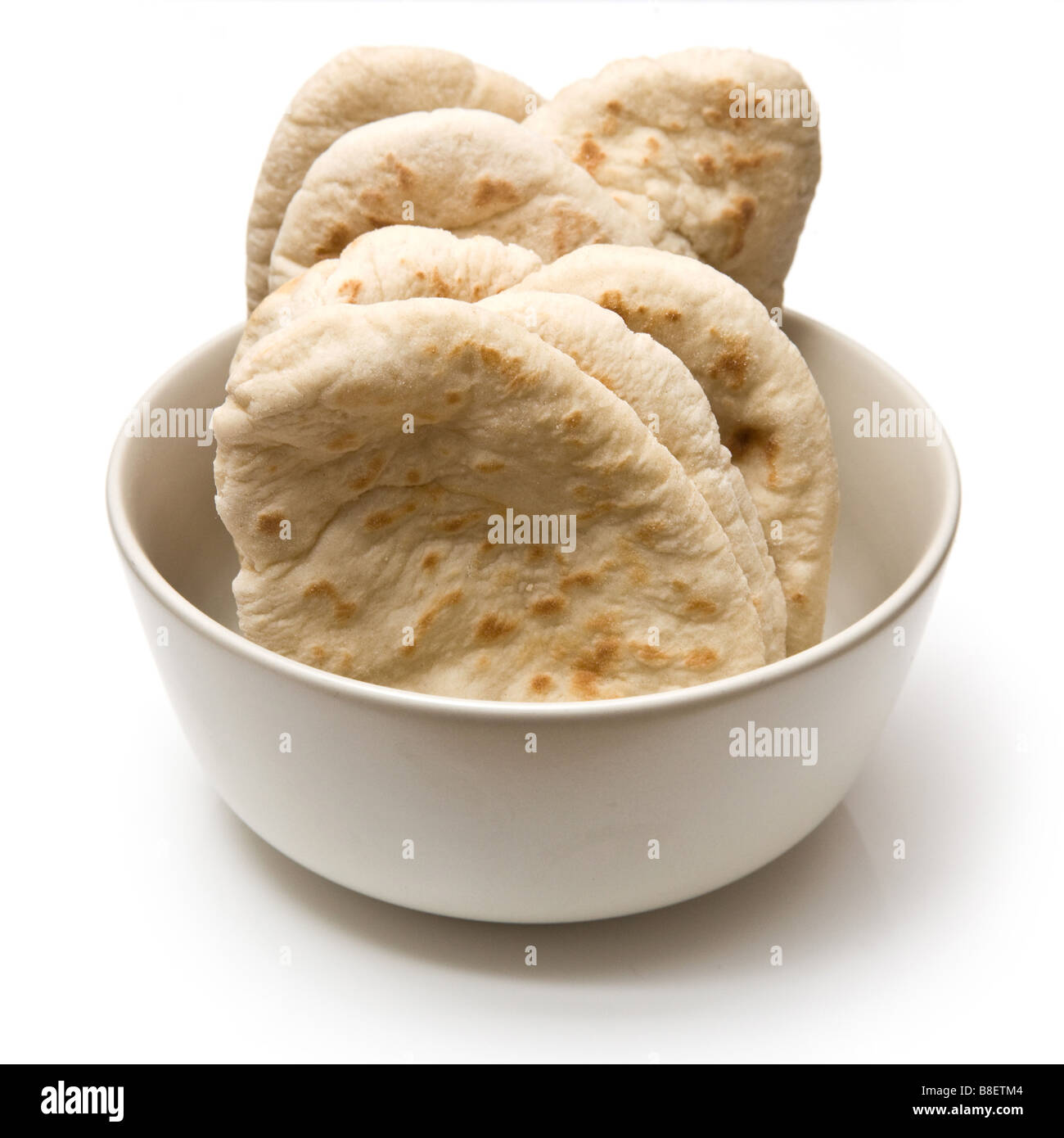Ciotola di pane pita isolato su un bianco di sfondo per studio. Foto Stock