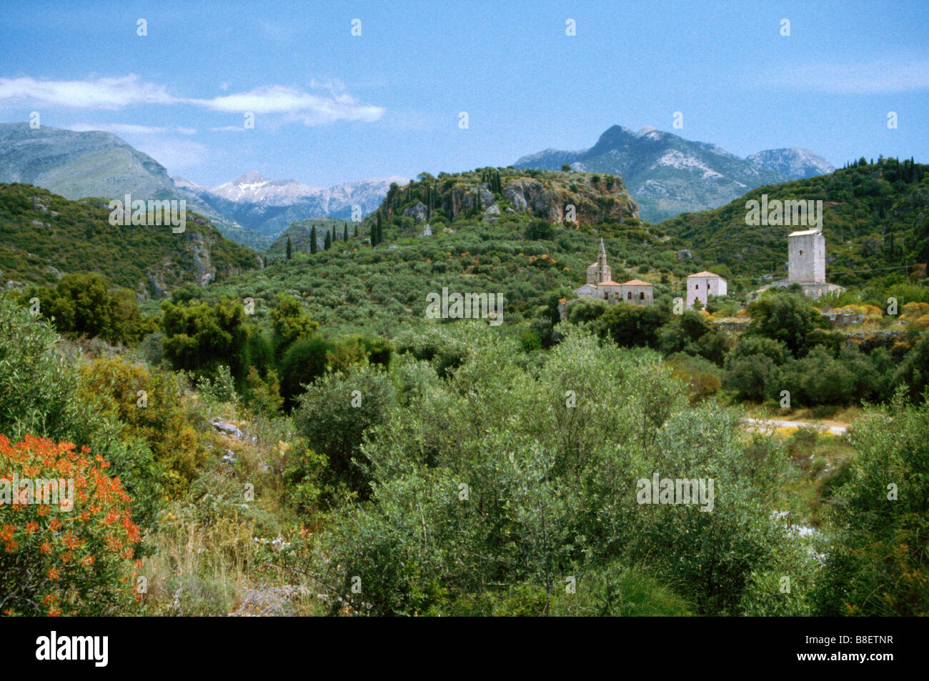 Vista del Taigetos montagne e antica torre in pietra casa da Kardamyli, Mani penisola del Peloponneso, Grecia - inizio estate Foto Stock