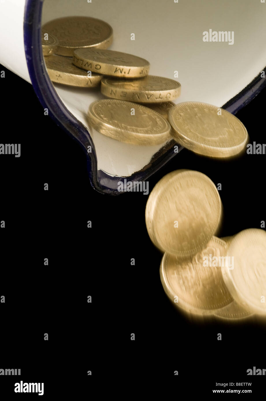 Una libbra di monete riversando fuori di una brocca Foto Stock