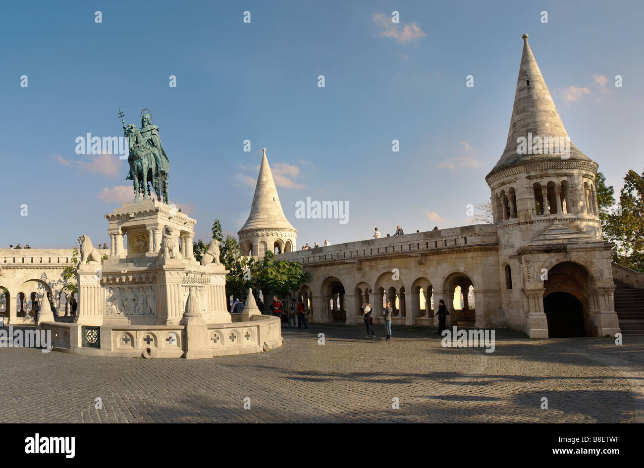 Budapest , Ungheria . Il Bastione dei Pescatori nel quartiere del castello Foto Stock