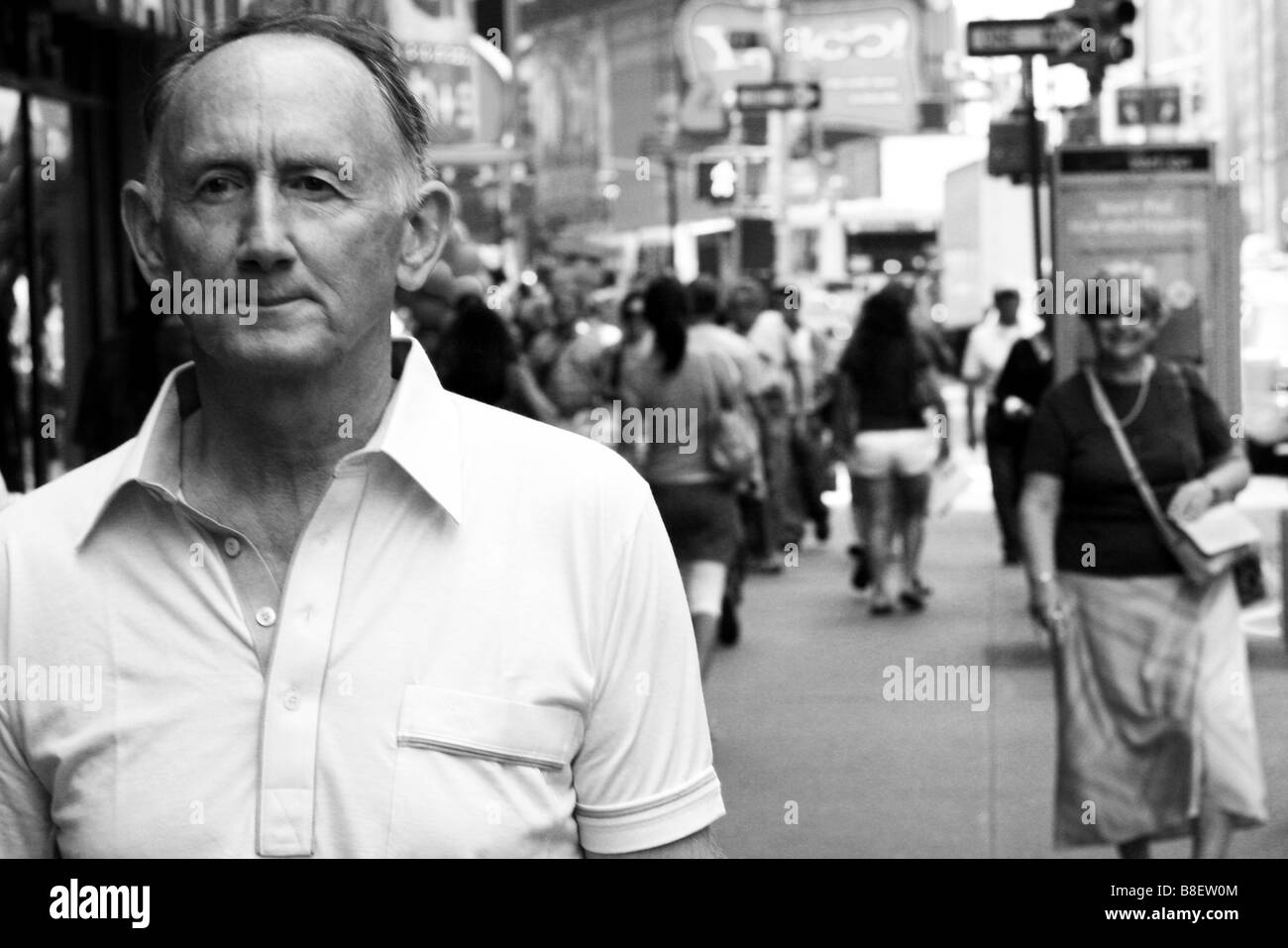 Uomo e donna sorridente in background a piedi nella città di New York Time Square Foto Stock