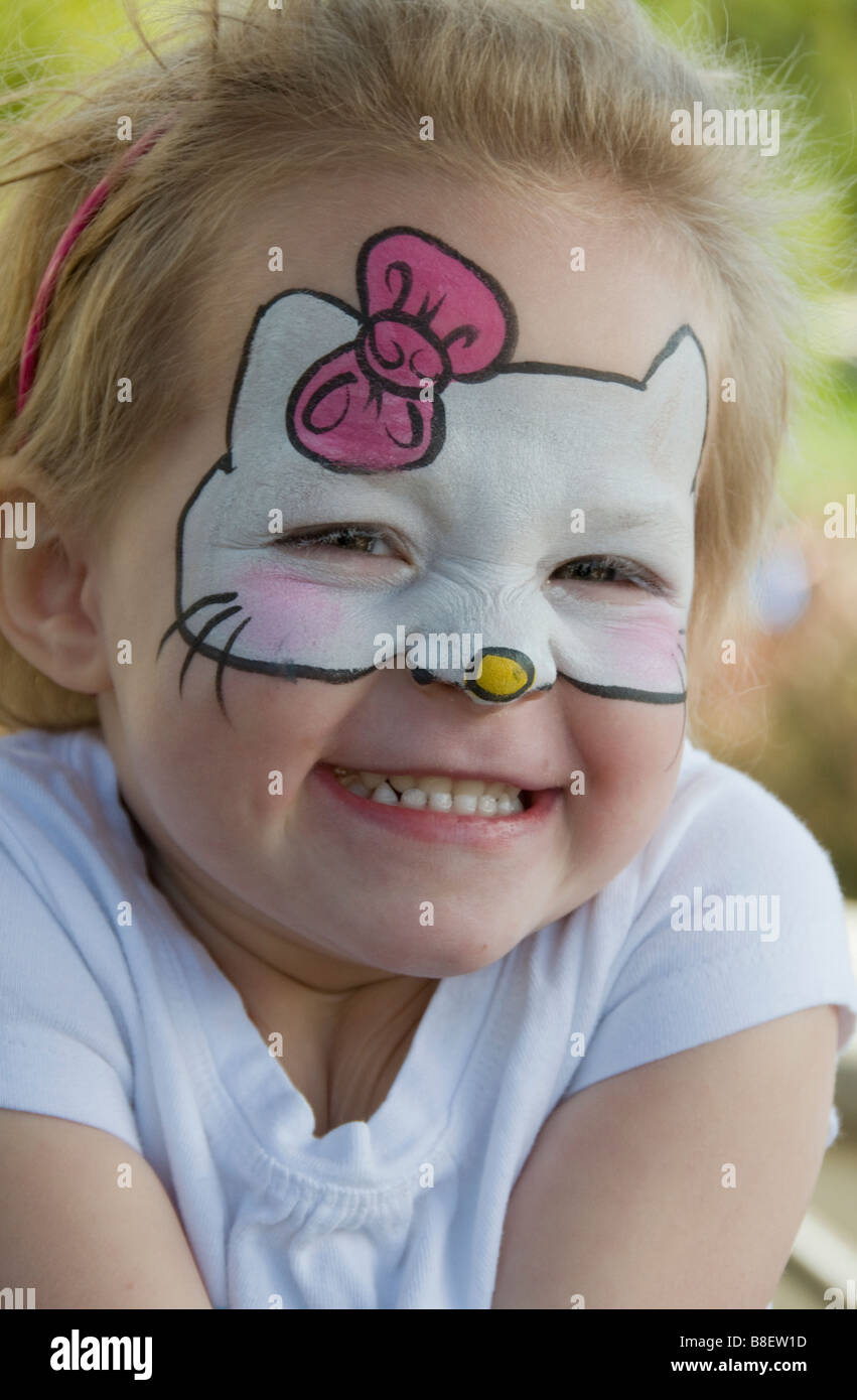"Hello Kitty' bambina di 3 anni con Facepaint Foto Stock