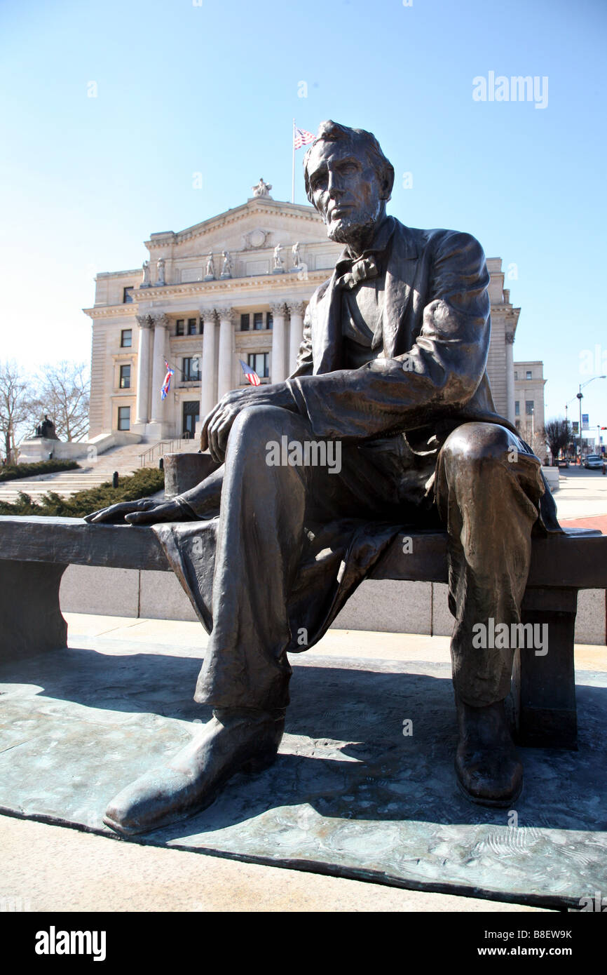 Statua in bronzo del presidente Abraham Lincoln di fronte Essex County Courthouse, Newark, New Jersey. Foto Stock