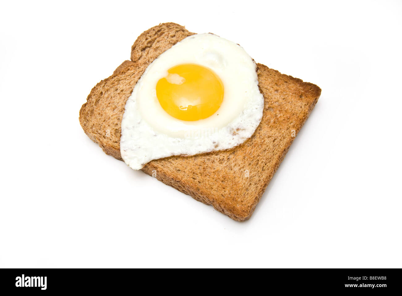 Uovo fritto su toast isolato su un bianco di sfondo per studio Foto Stock