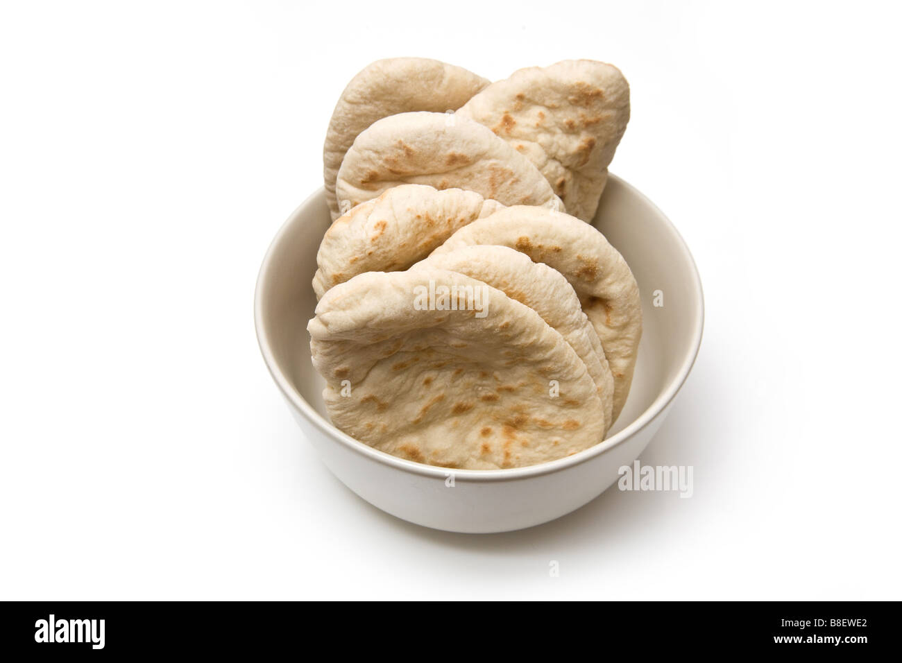 Ciotola di pane pita isolato su un bianco di sfondo per studio. Foto Stock