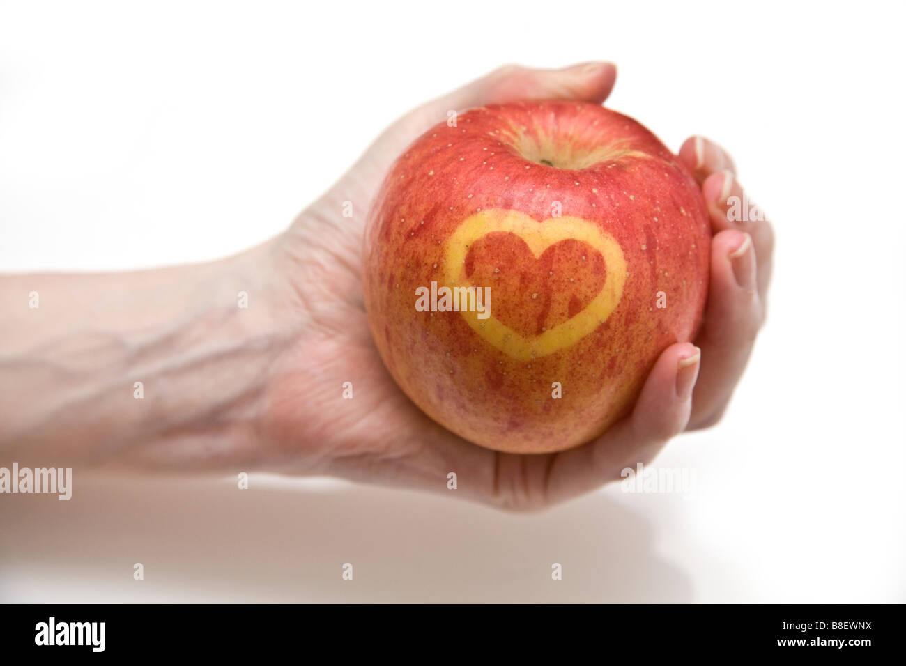 Fuji apple con un design di cuore sulla pelle Foto Stock