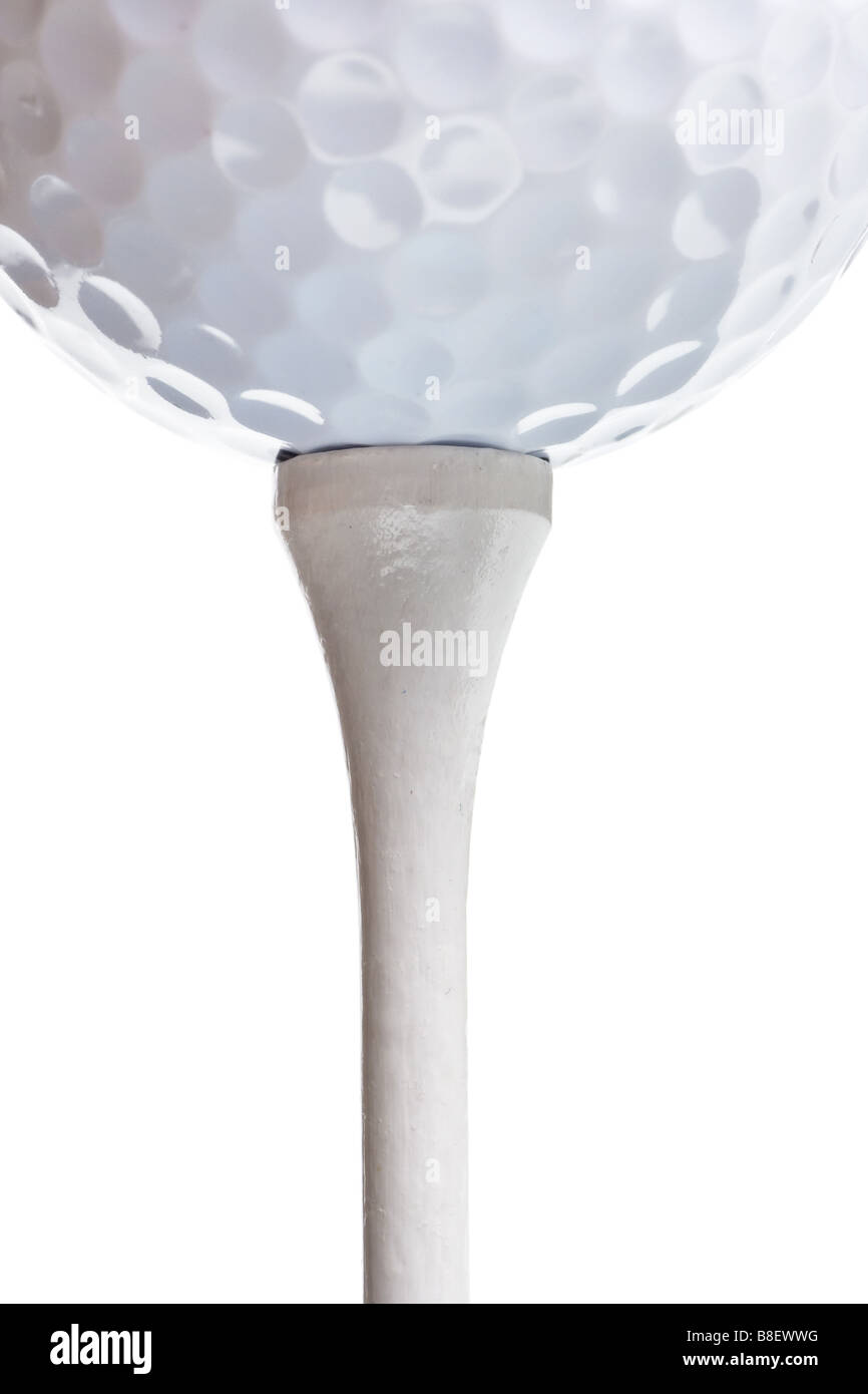 Palla da golf sul tee isolato su bianco Foto Stock