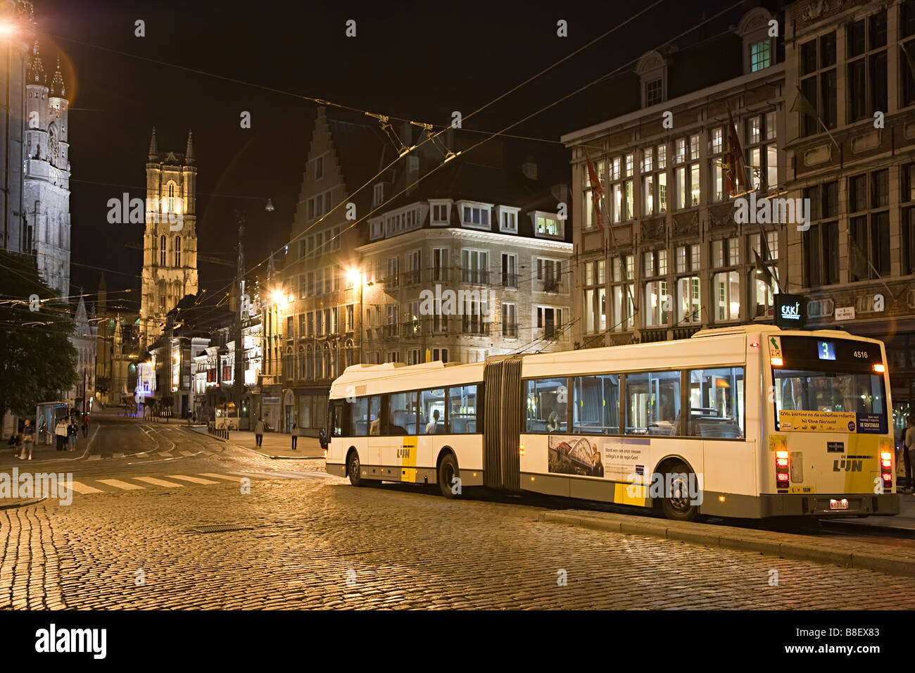 Bus in strada di ciottoli di notte Gent Belgio Foto Stock
