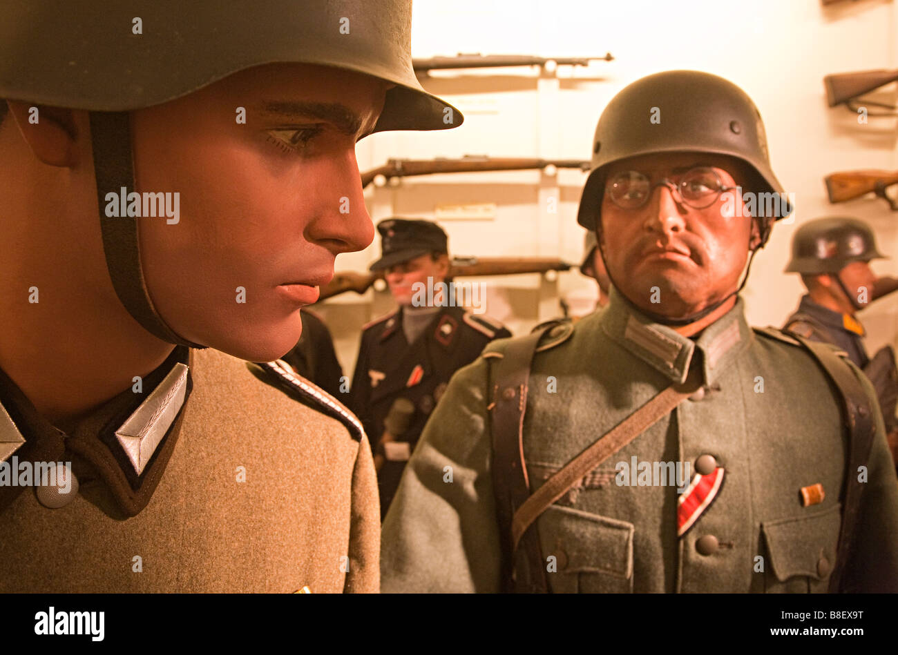 Modelli di soldati tedeschi che indossa la Seconda Guerra Mondiale di uniformi in un museo Arnhem Paesi Bassi Foto Stock