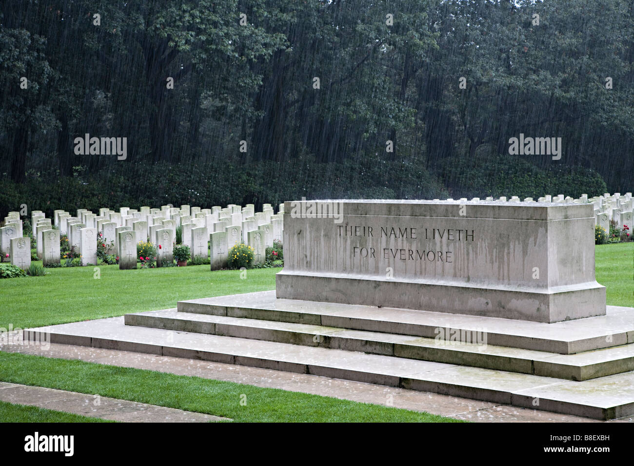 Il loro nome vive per sempre iscrizione nel Commonwealth War Graves cemetery in pioggia Arnhem Paesi Bassi Foto Stock