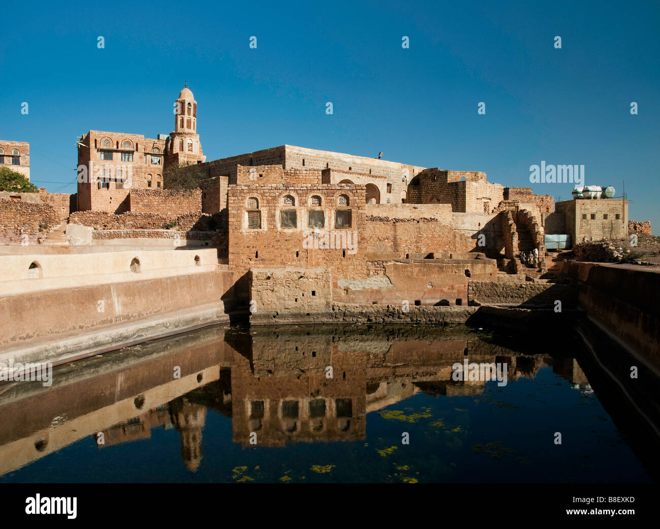 Kawkaban yemen collina paese cittadella cisterna di acqua Foto Stock