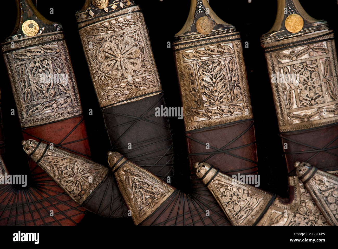 Pugnali yemenita sanaa souk yemen arma tradizionale Foto Stock