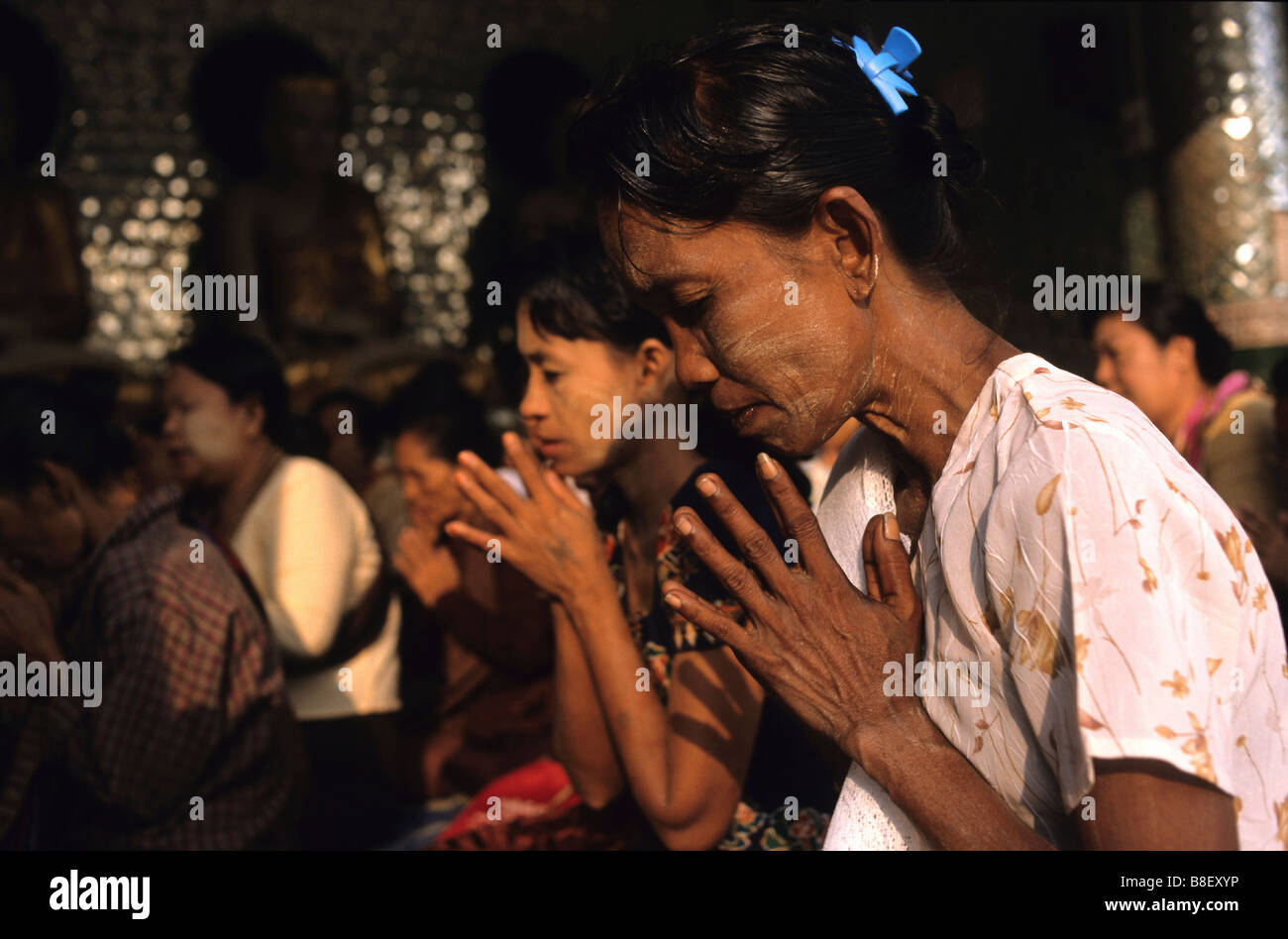 Le donne in preghiera nella Shwedagon Pagode tempio, Yangon, Unione di Myanmar Foto Stock