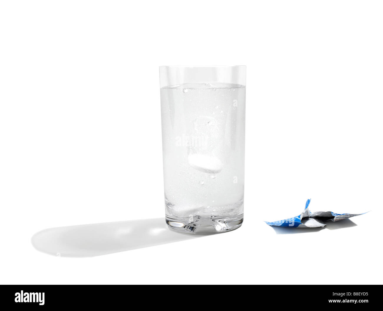 Un antiacido compresse in un bicchiere di acqua Foto Stock