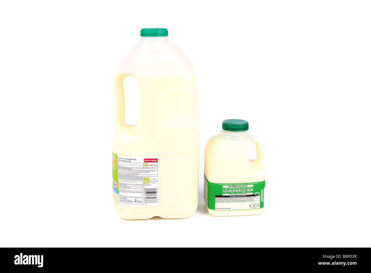 Una pinta e quattro pinte di il latte parzialmente scremato in contenitori di plastica che mostra i valori nutritivi sull'etichetta Foto Stock
