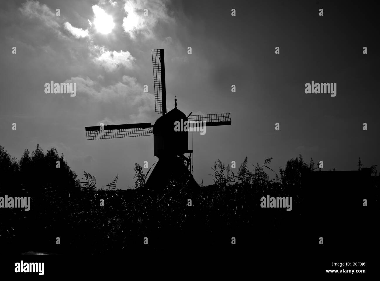 Silhouette di un tradizionale mulino a vento olandese Foto Stock