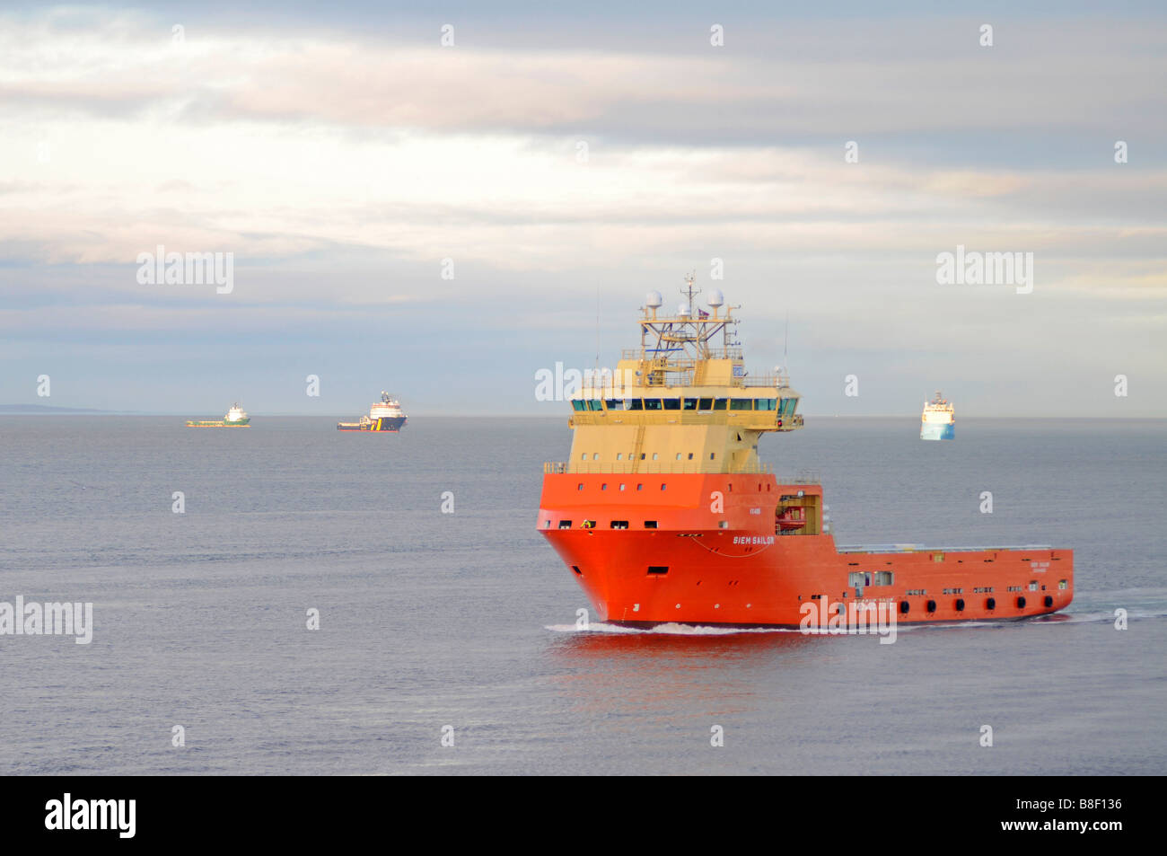 Olio di alimentazione Caffè s.r.l barche in avvicinamento al complesso del porto di Aberdeen Grampian regione a nord est della Scozia UK SCO 2198 Foto Stock