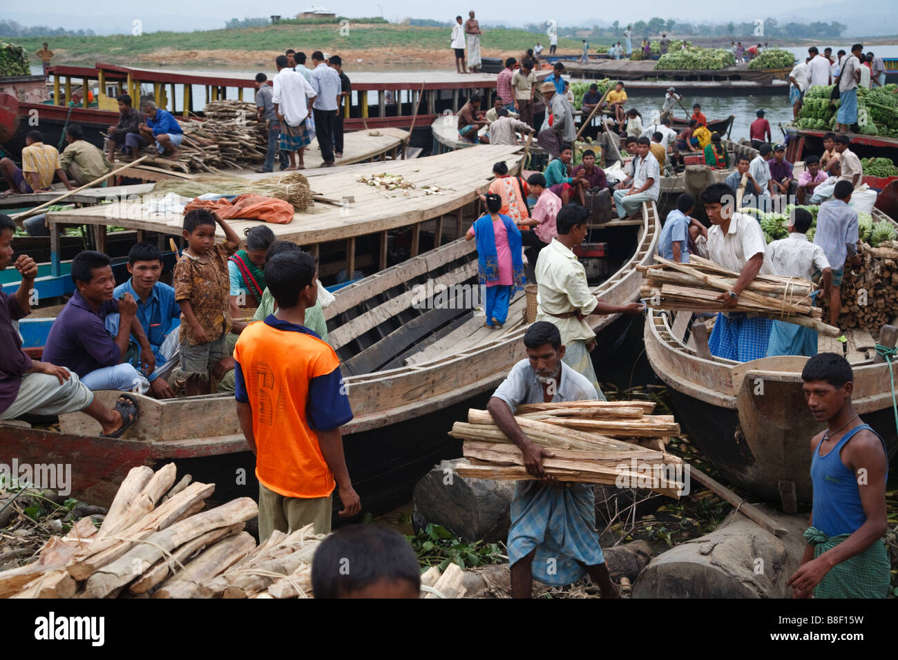 Il mercato e una nave traghetto bier sulla riva del lago Kaptai in Rangamati nelle Chittagong Hill Tracts, Bangladesh Foto Stock