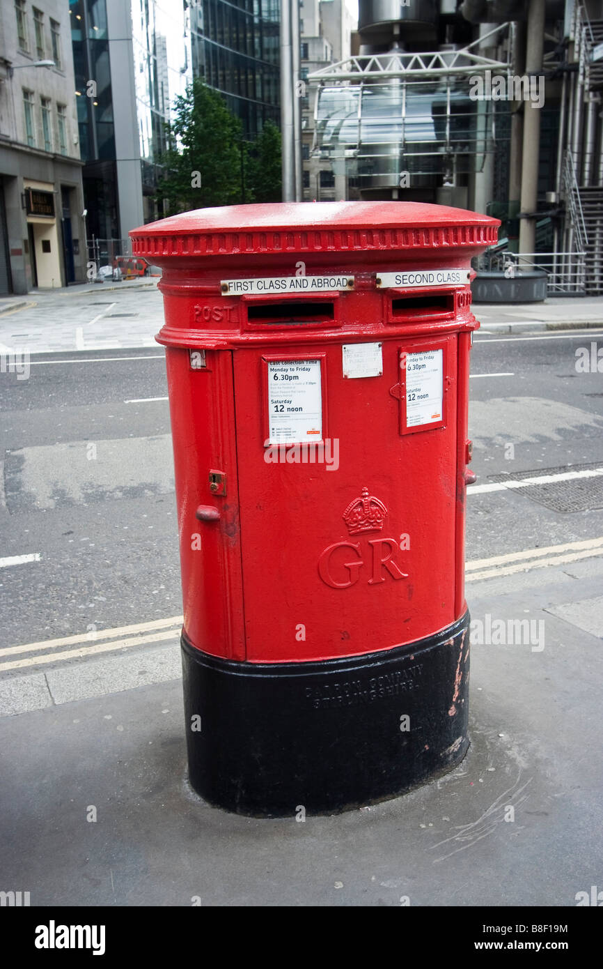 Red post box in lodnon regno unito Foto Stock