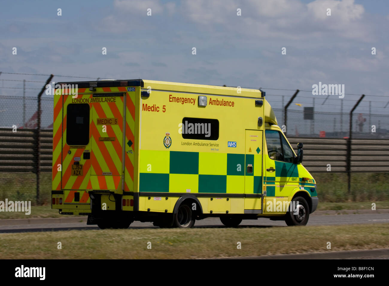 Ambulanza vicino a Heathrow, London, Regno Unito Foto Stock