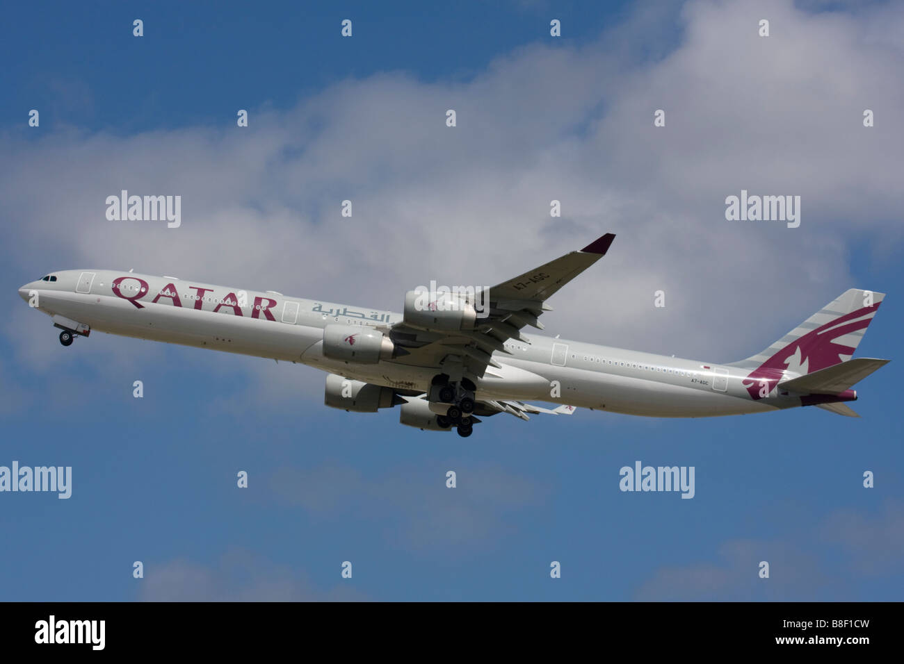 Qatar Airways Airbus A340-642 partenza all'Aeroporto di Londra Heathrow, Regno Unito Foto Stock