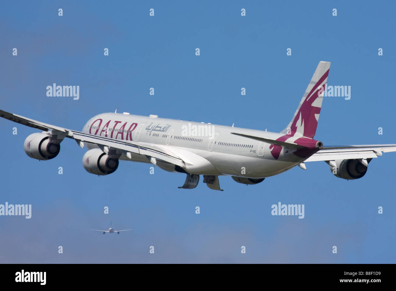 Qatar Airways Airbus A340-642 partenza all'Aeroporto di Londra Heathrow, Regno Unito Foto Stock