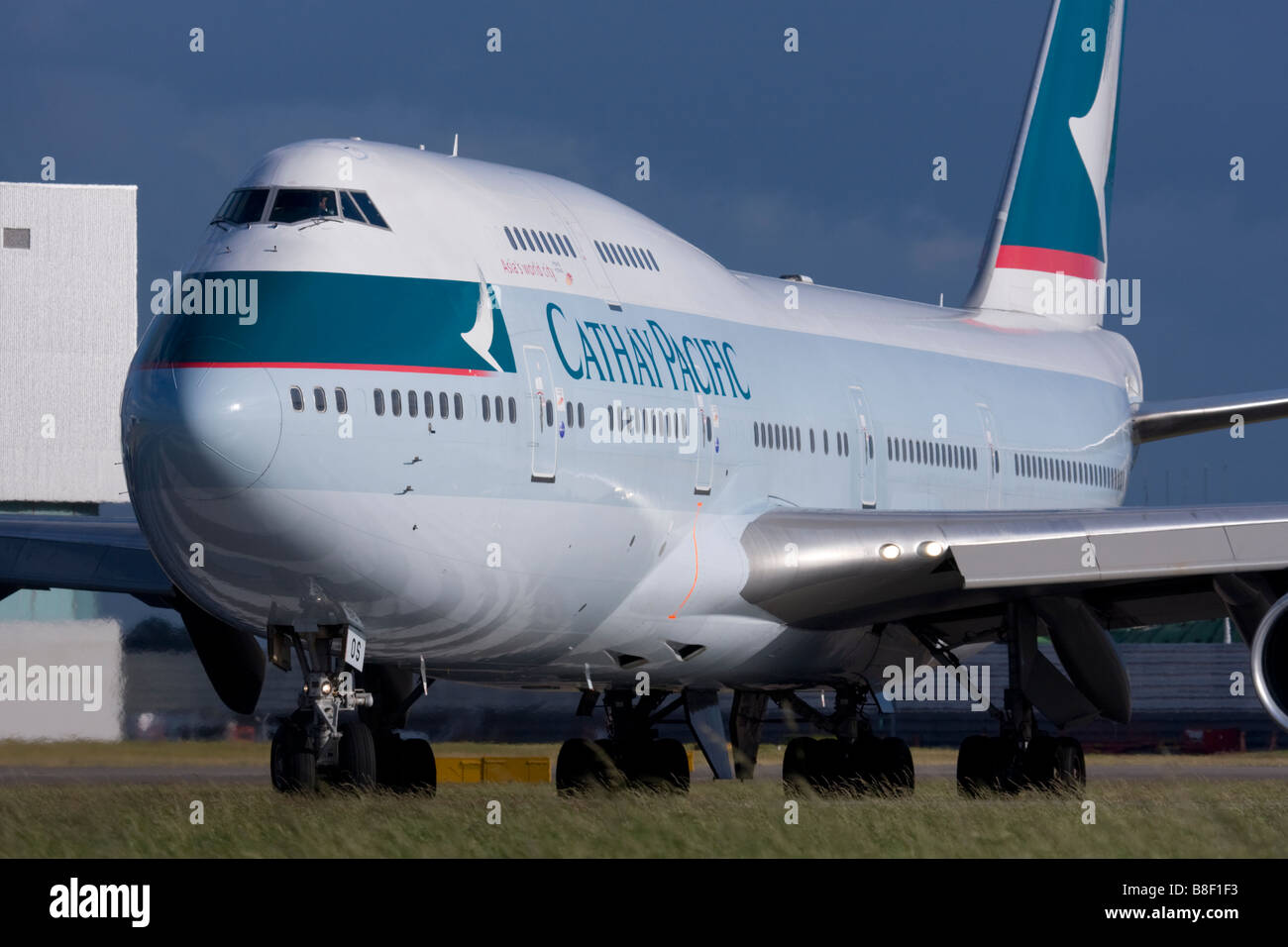 Cathay Pacific Airways Boeing 747-467 rullaggio per la partenza all'aeroporto di Londra Heathrow. Foto Stock