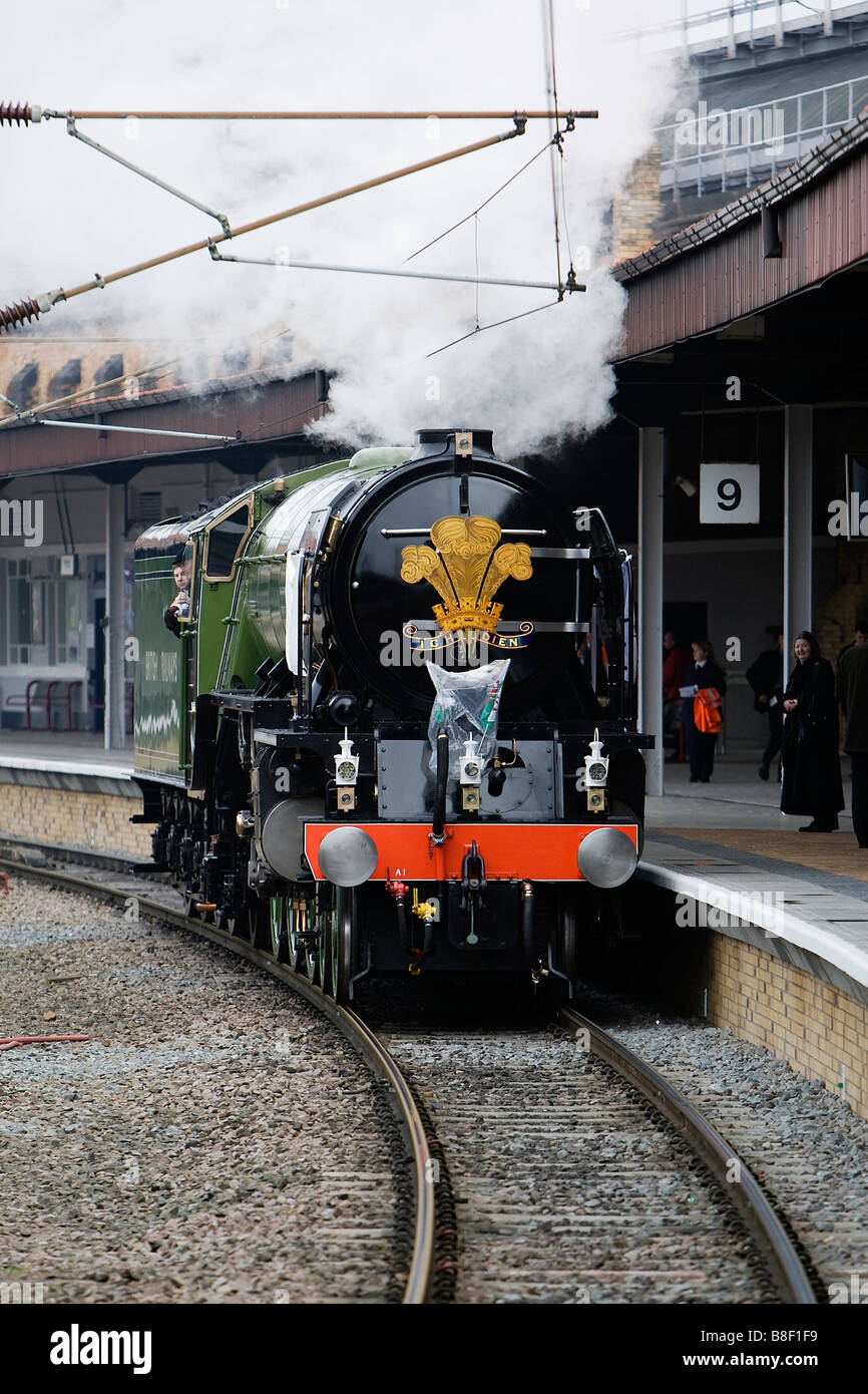 Una classe di Peppe A1 locomotiva a vapore in livrea di S.A.R. il Principe Carlo presso la stazione ferroviaria di York prima di tirare il Royal Trai Foto Stock