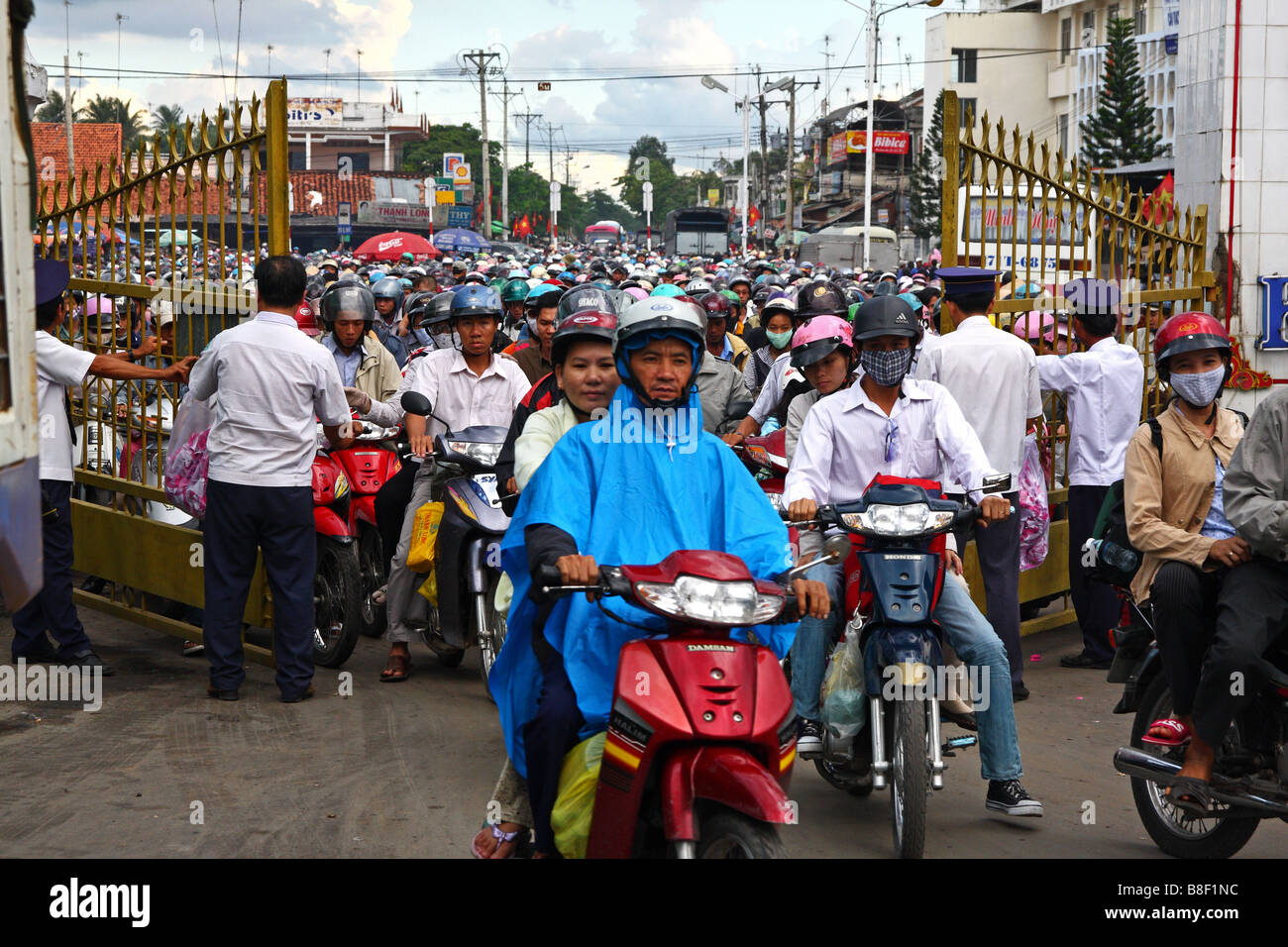 Scena di strada. Dock di My Tho affollato e ricco di scooter, delta del Mekong. Il Vietnam Foto Stock