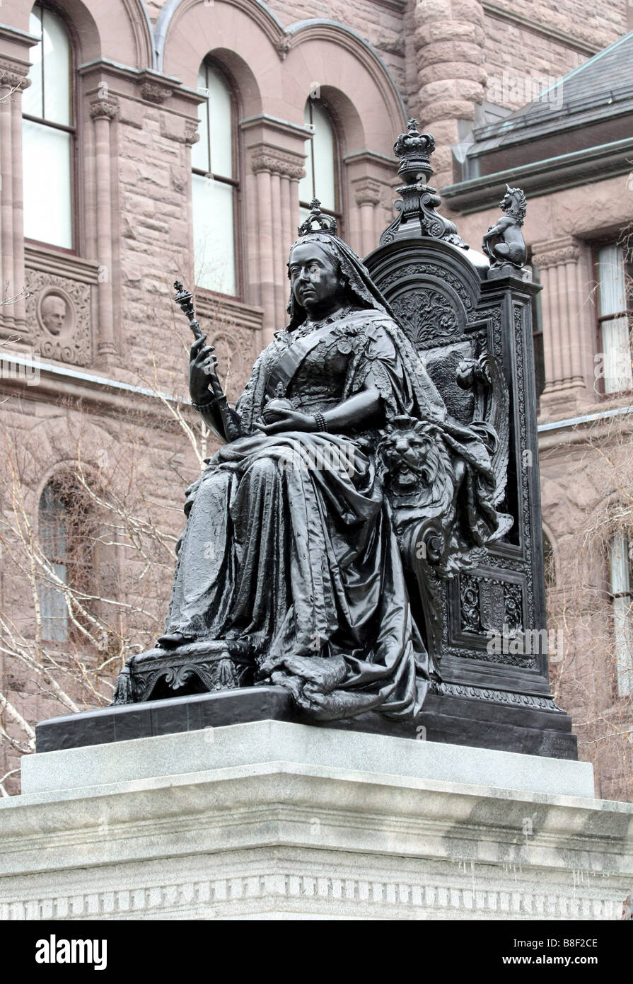 La regina Victoria statua, seduto sul trono, al Queen's Park di Toronto Foto Stock