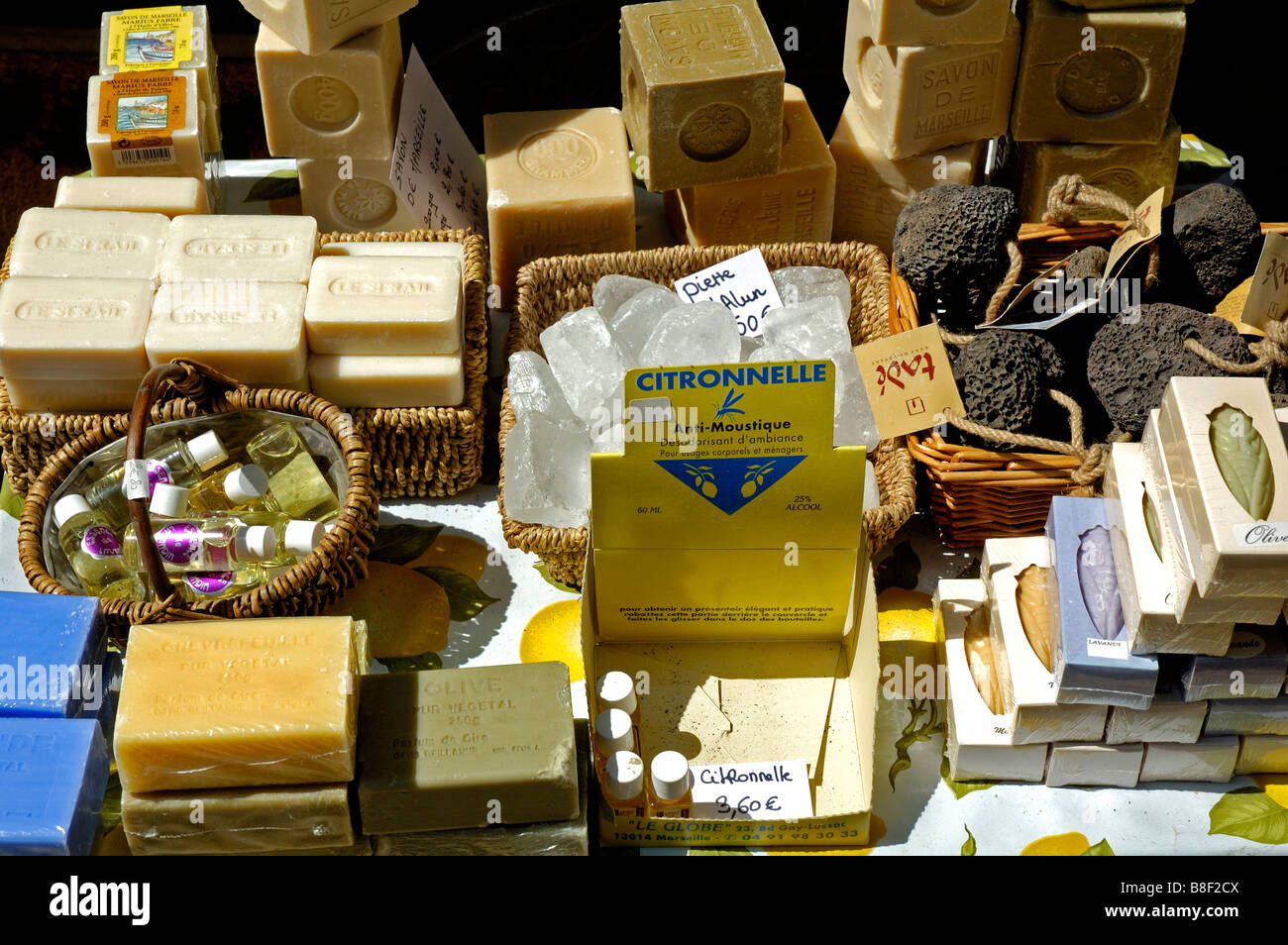 Saponi e prodotti di cortesia da bagno per la vendita, Orange Provence, Francia. Foto Stock