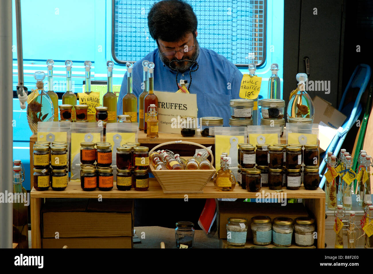 Il mercato locale in stallo (vendita di tartufi tartufo e prodotti), Brantome, Dordogne, Francia. Foto Stock