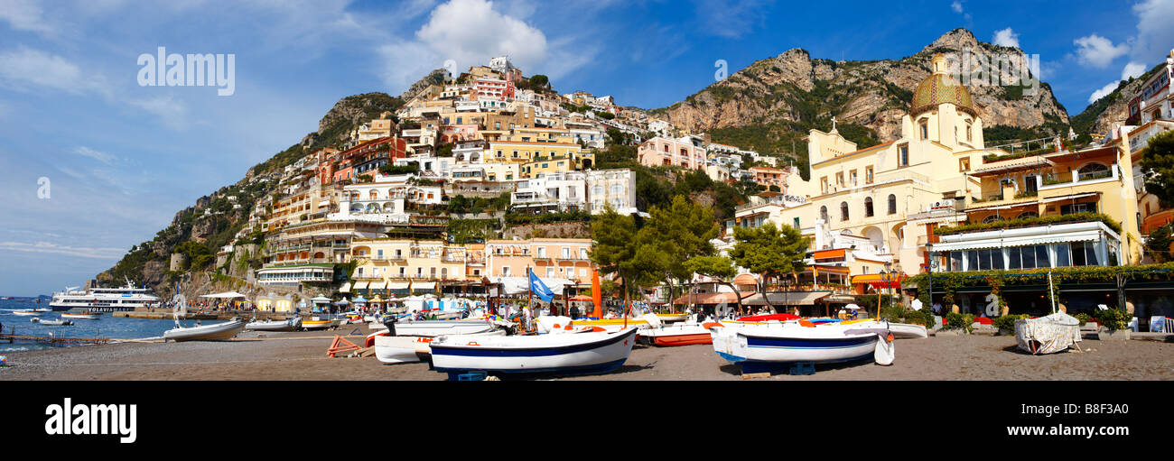 Vista panoramica della spiaggia di Positano con la barca da pesca e la scogliera case di Positano, Amalfi Coast, Italia Foto Stock