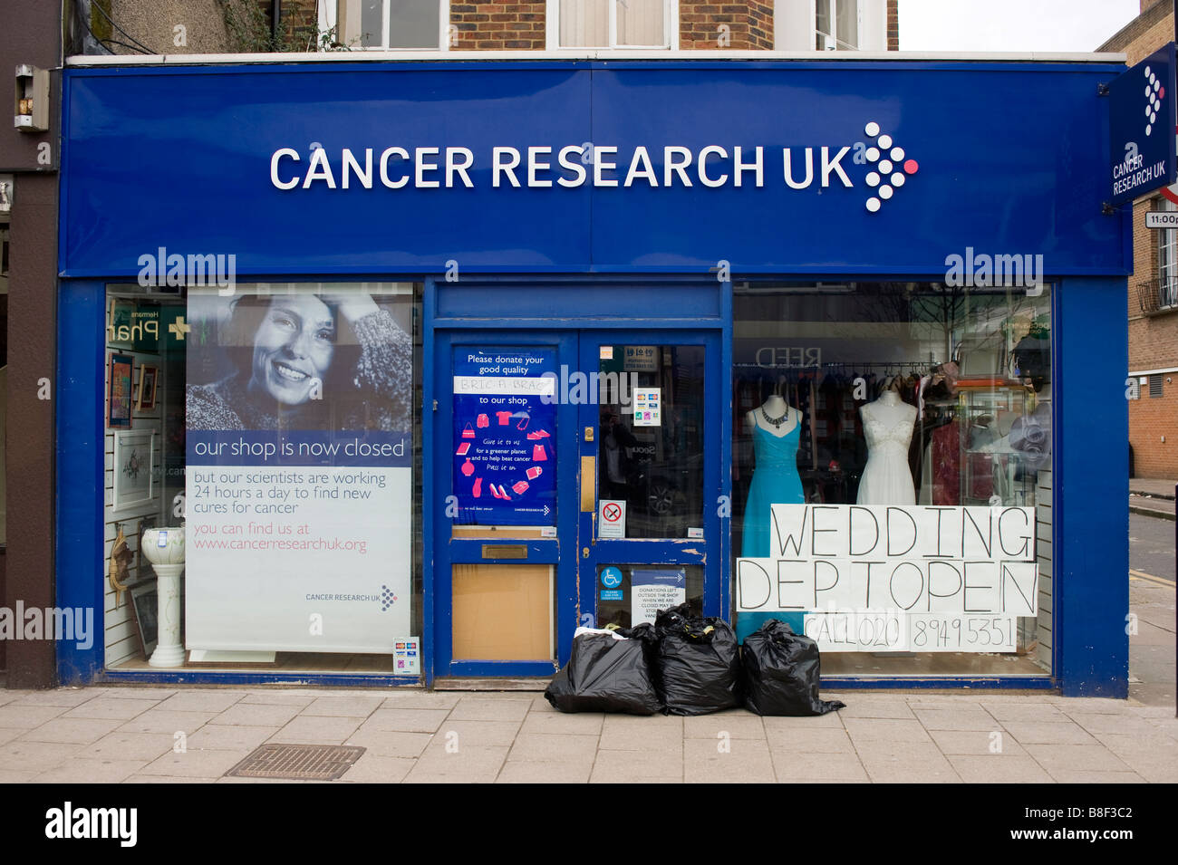 Una ricerca sul cancro negozio di carità, High Street, New Malden Londra UK Cancer carità donazione Foto Stock