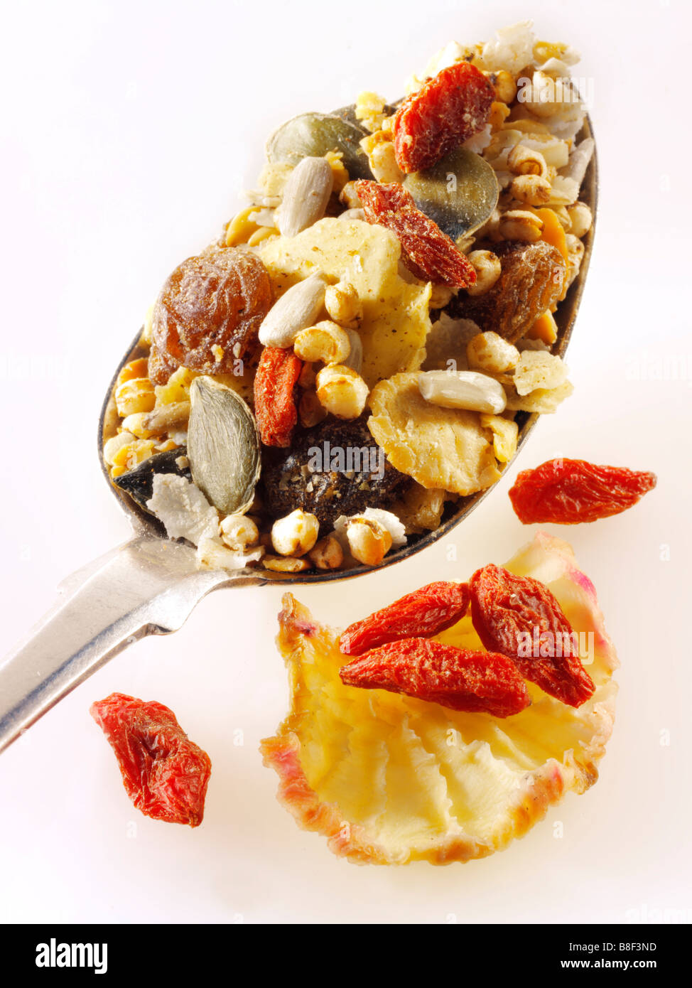 Museli con le berie di Goji e la radice di yacon su un cucchiaio su sfondo bianco Foto Stock