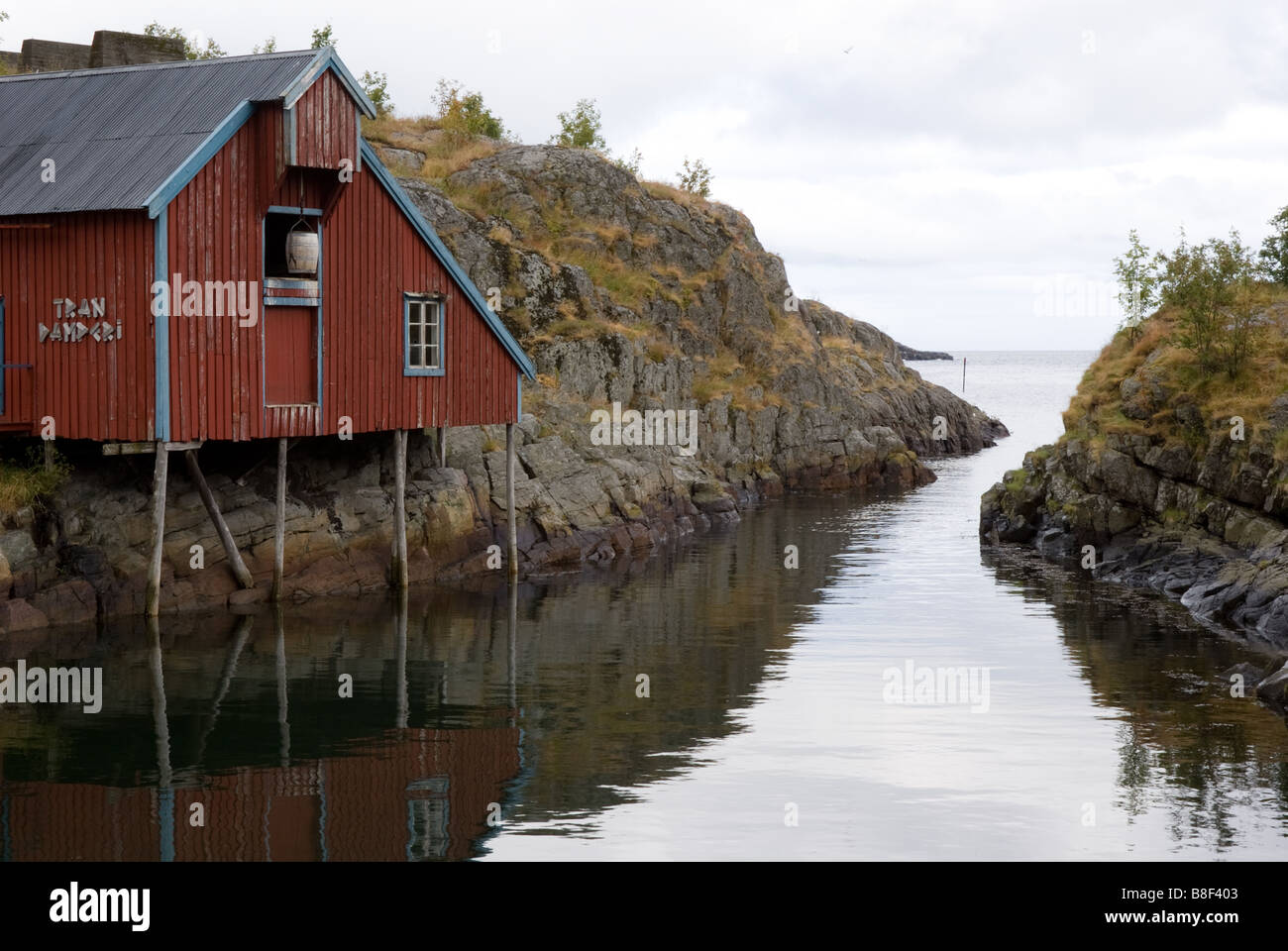 Il vecchio olio di fegato di merluzzo nella factory di Å, villaggio di  pescatori sull'isola Moskenesøya, isole Lofoten, Nordland, Norvegia,  Scandinavia, Europa Foto stock - Alamy