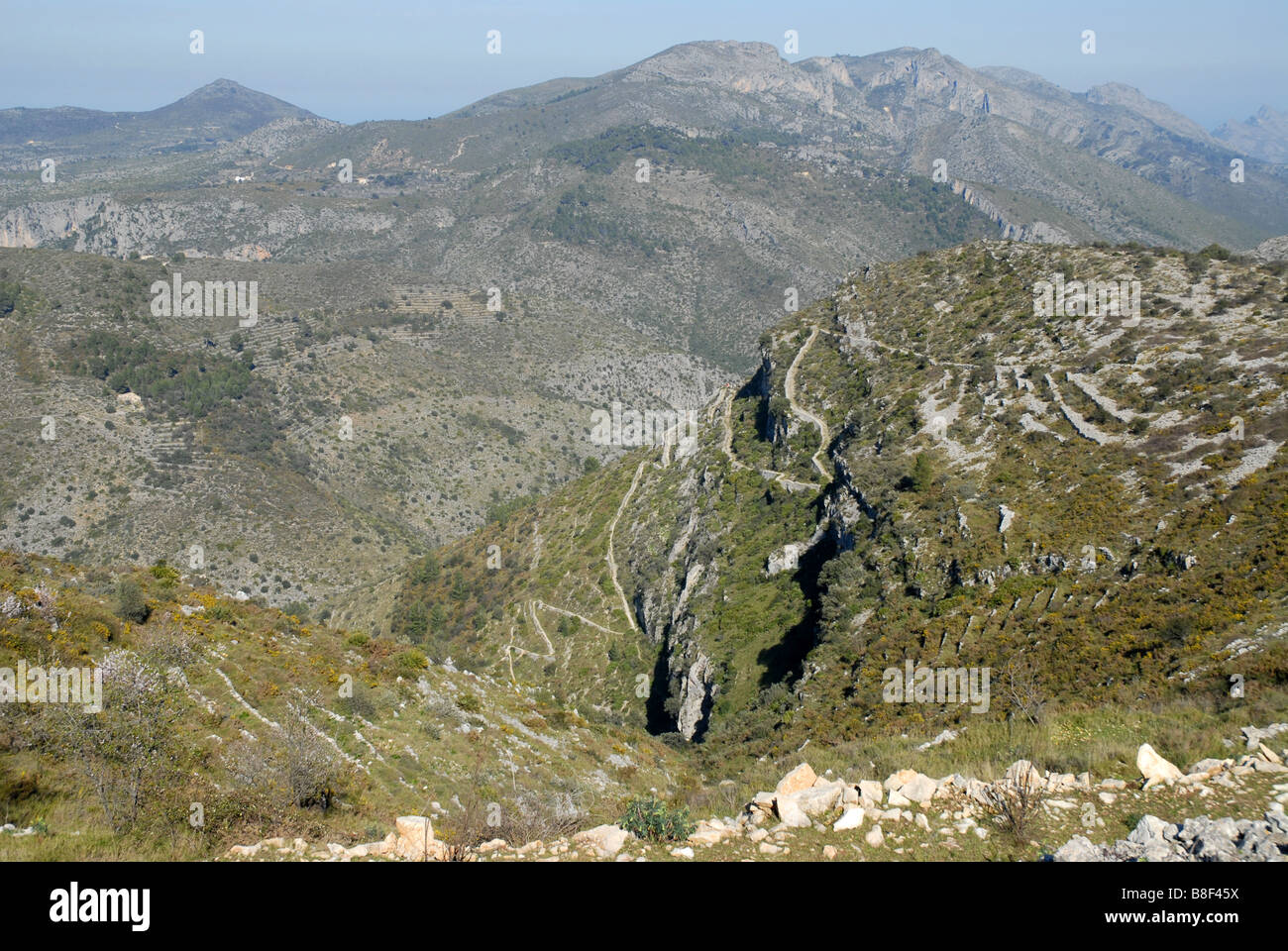 Vista mozarabo sentiero sulla collina, vicino a Benimaurell, Vall de Laguar, provincia di Alicante, Comunidad Valenciana, Spagna Foto Stock